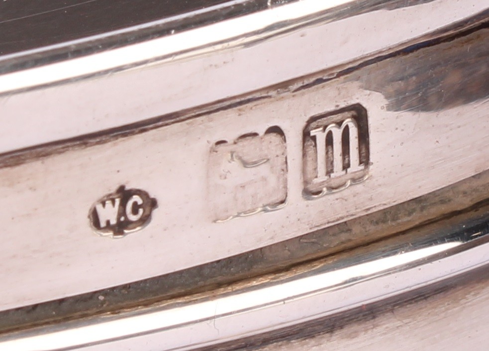 An Edwardian silver oval jewellery box, hinged cover engraved with ribbon-tied flowering swags, - Image 5 of 5