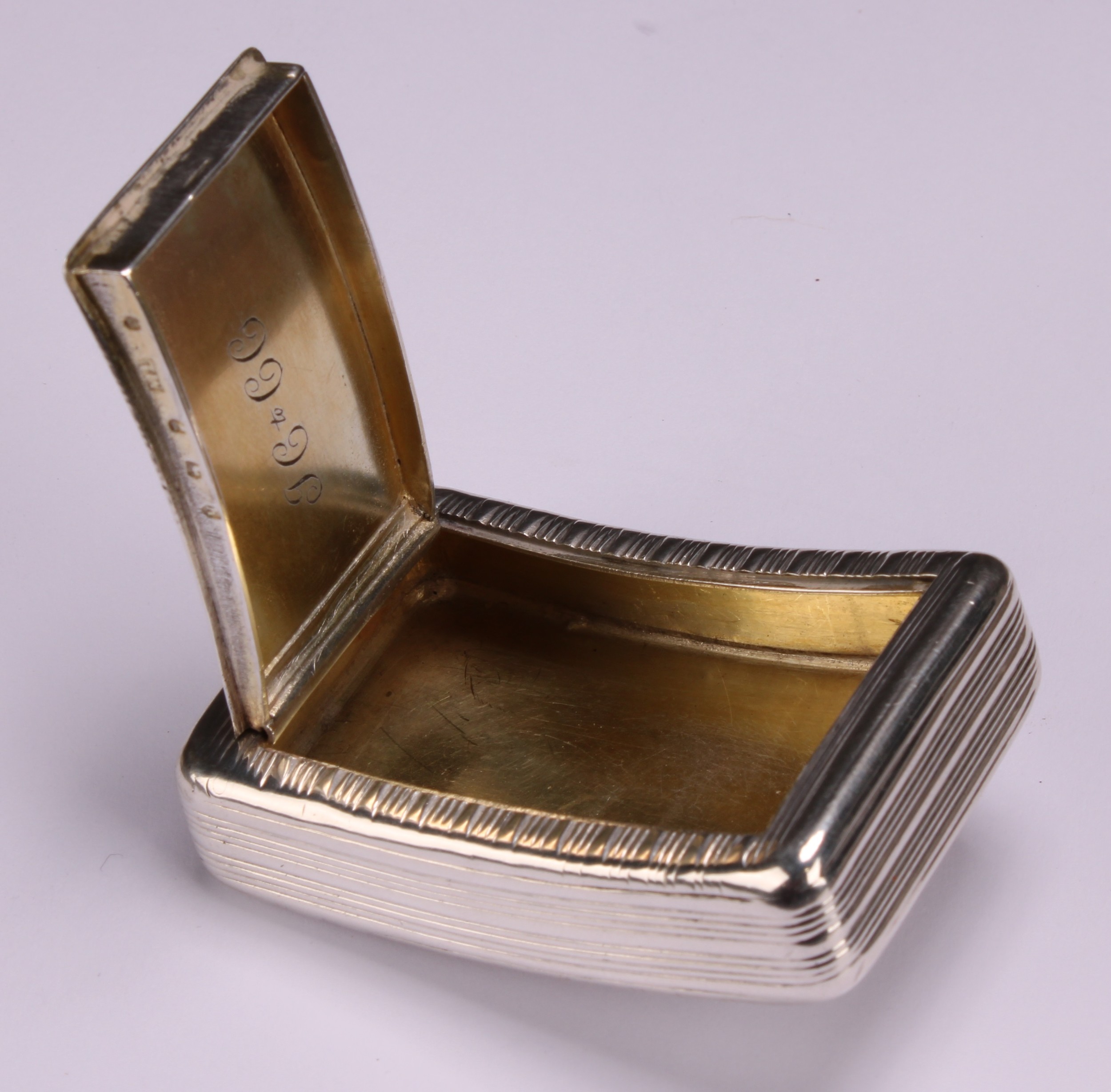 A George III silver curved rounded rectangular snuff box, reeded overall, flush-hinged cover, gilt - Image 4 of 5