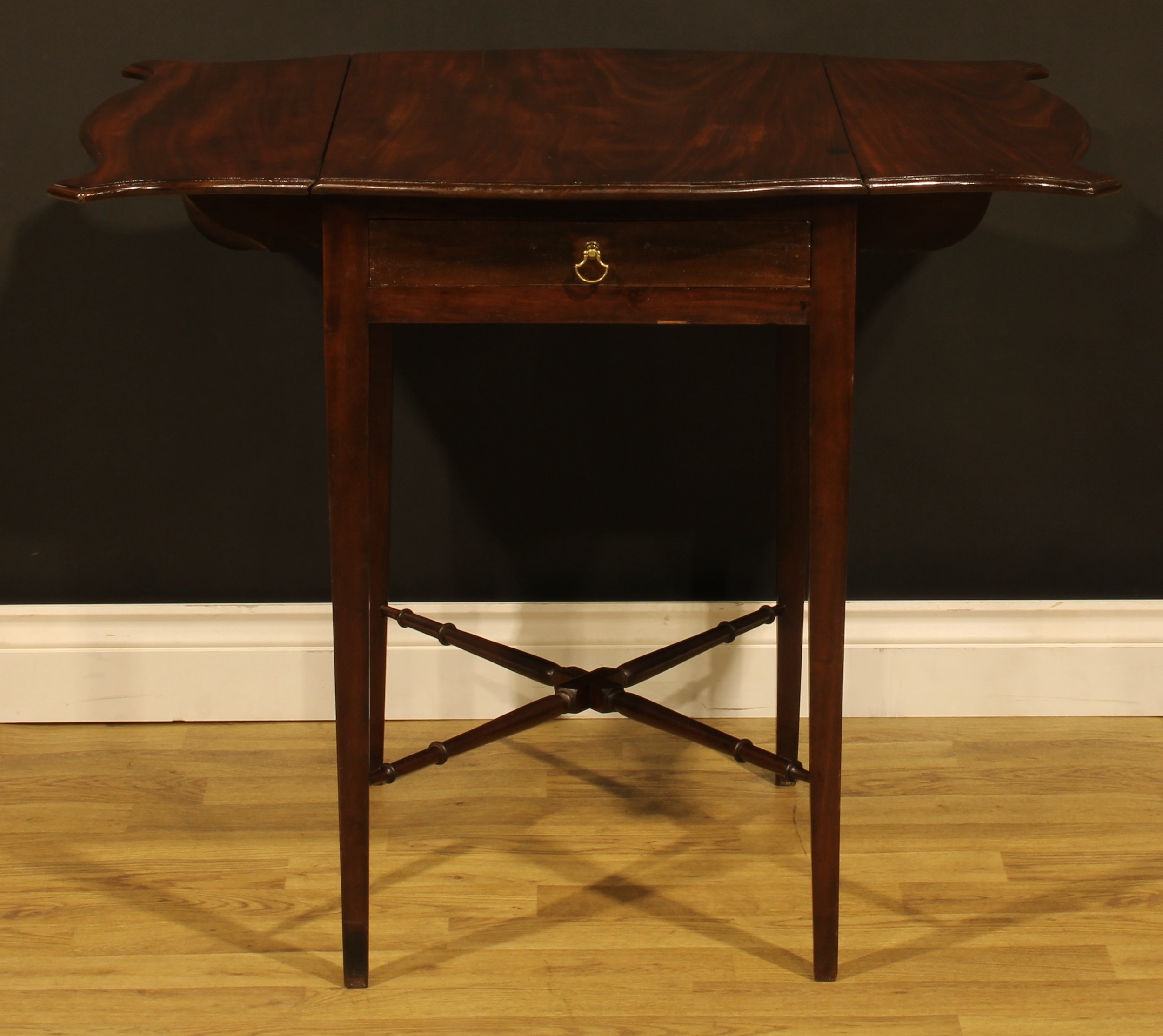 A George III mahogany butterfly Pembroke table, shaped top with fall leaves above a single frieze - Image 3 of 7