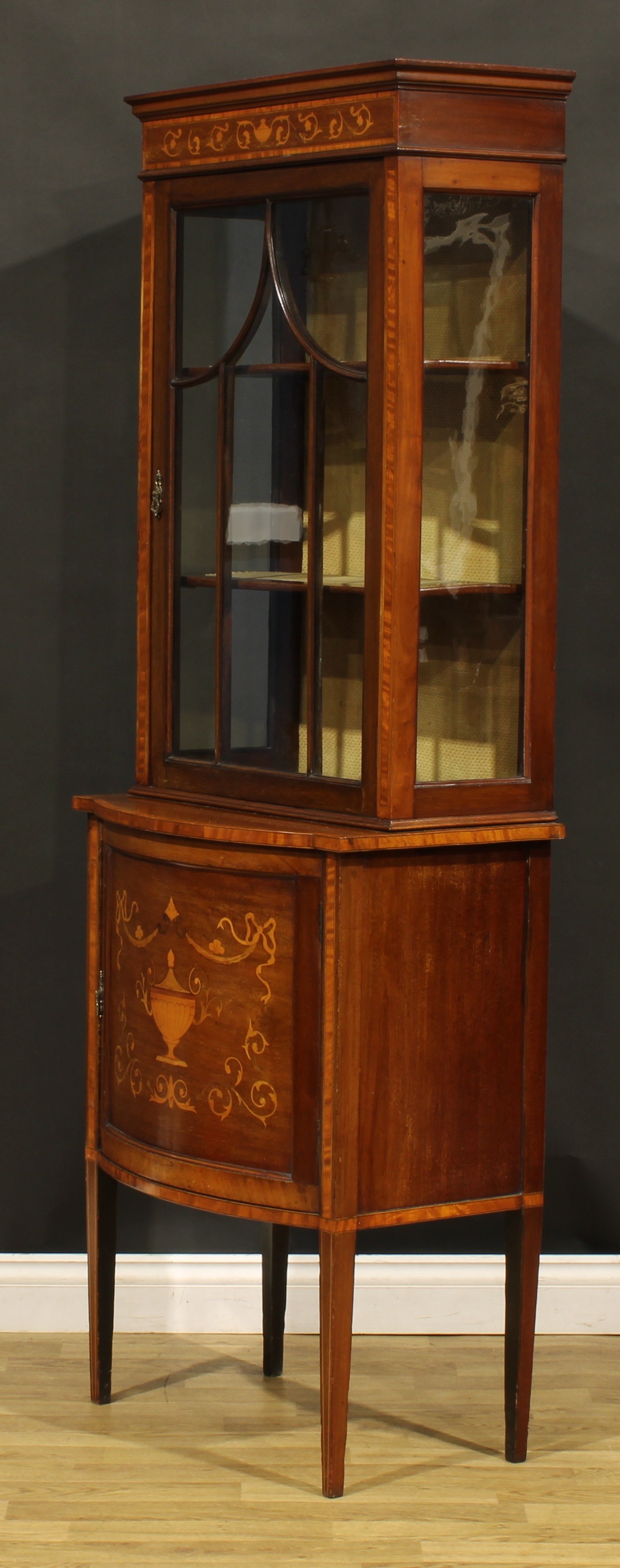 An Edwardian satinwood banded mahogany display cabinet, moulded cornice above a glazed door - Image 4 of 5