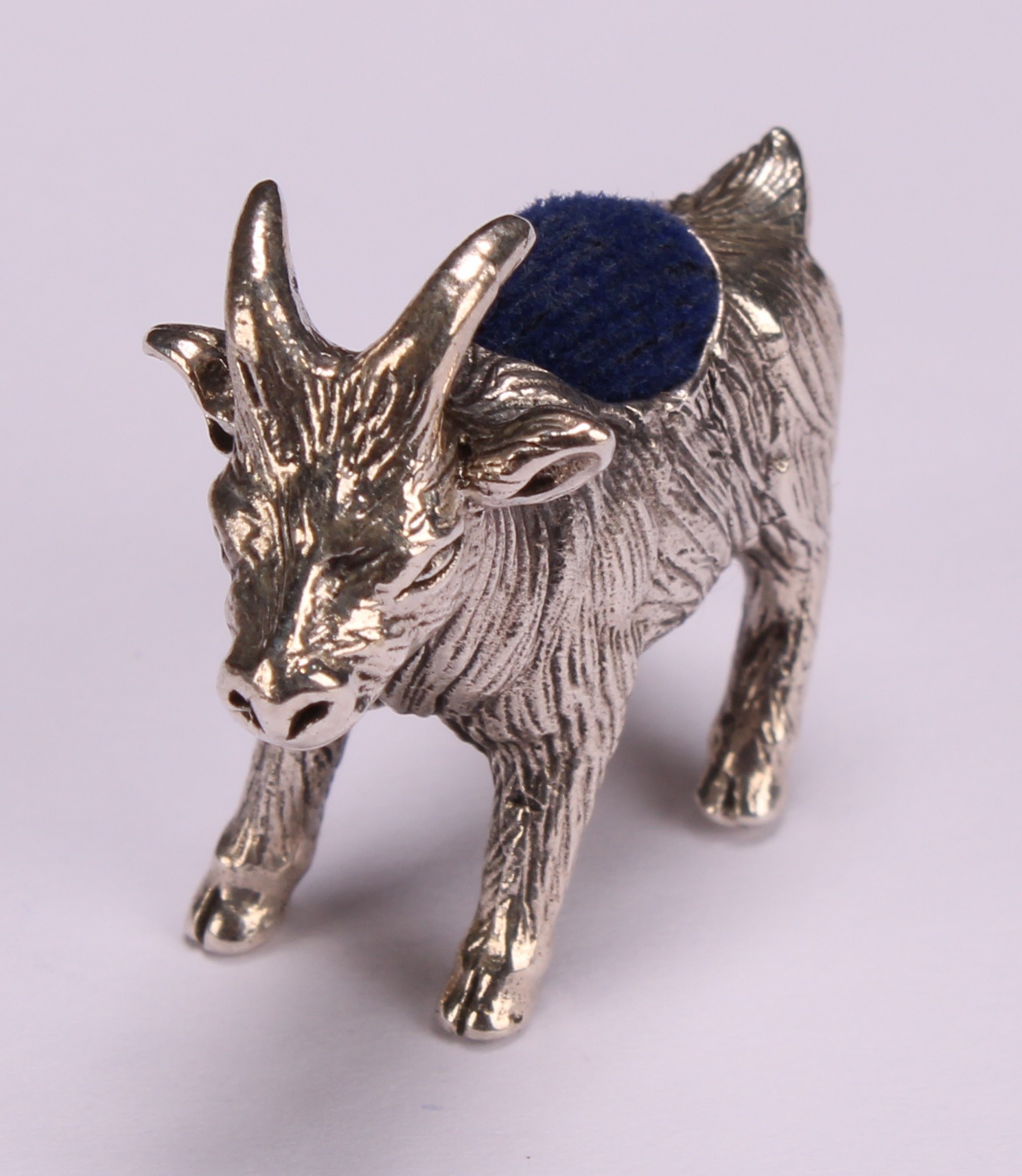 A sterling silver novelty pin cushion, as a goat, 3.5cm long - Image 3 of 4