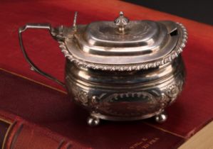 A George IV silver boat shaped mustard, hinged cover, gadrooned border, angular scroll handle,