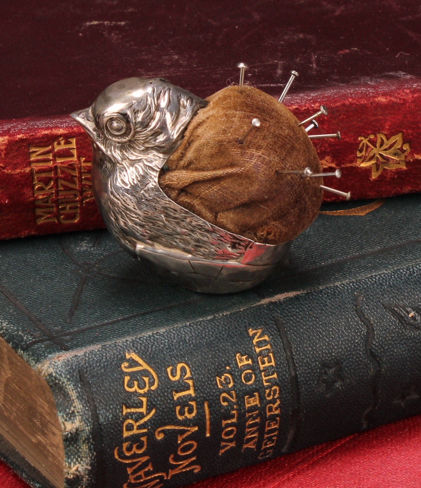 An Edwardian silver novelty pin cushion, as a chick, 4cm long, Sampson Mordan & Co, Chester