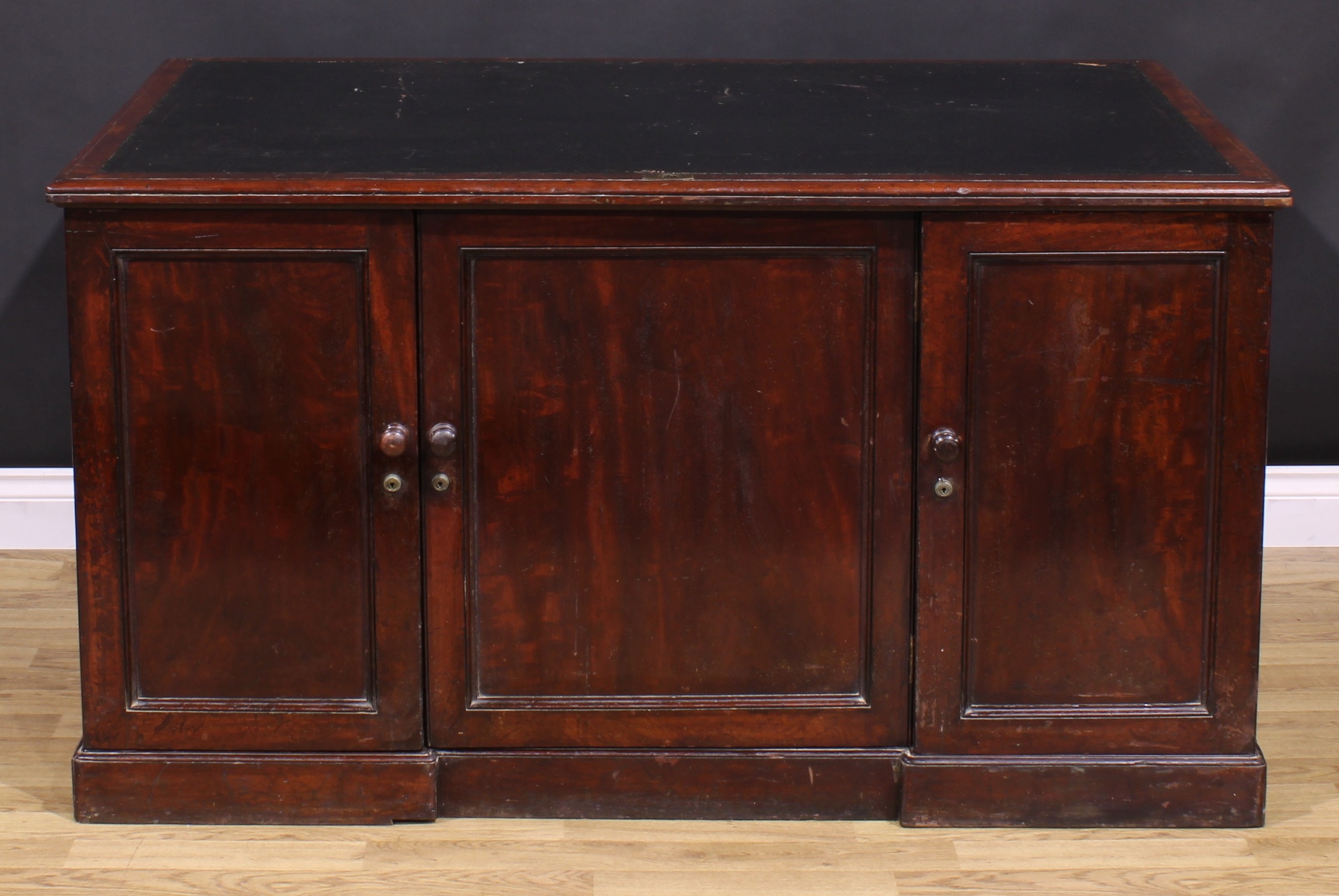 A William IV mahogany government building office desk, rectangular top with inset tooled leather - Image 4 of 5