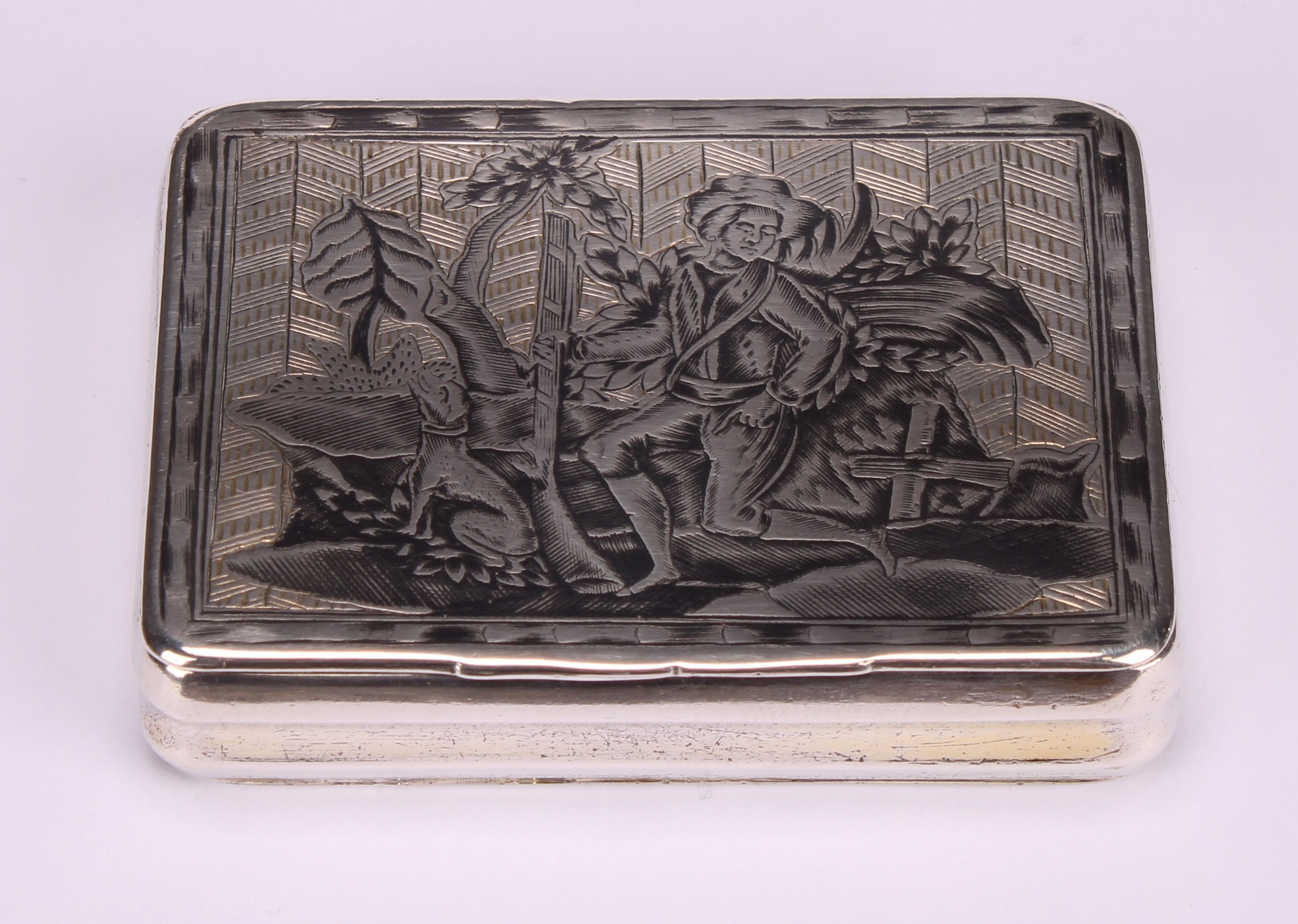 A Russian silver and niello rounded rectangular snuff box, hinged cover decorated with a huntsman - Image 2 of 6