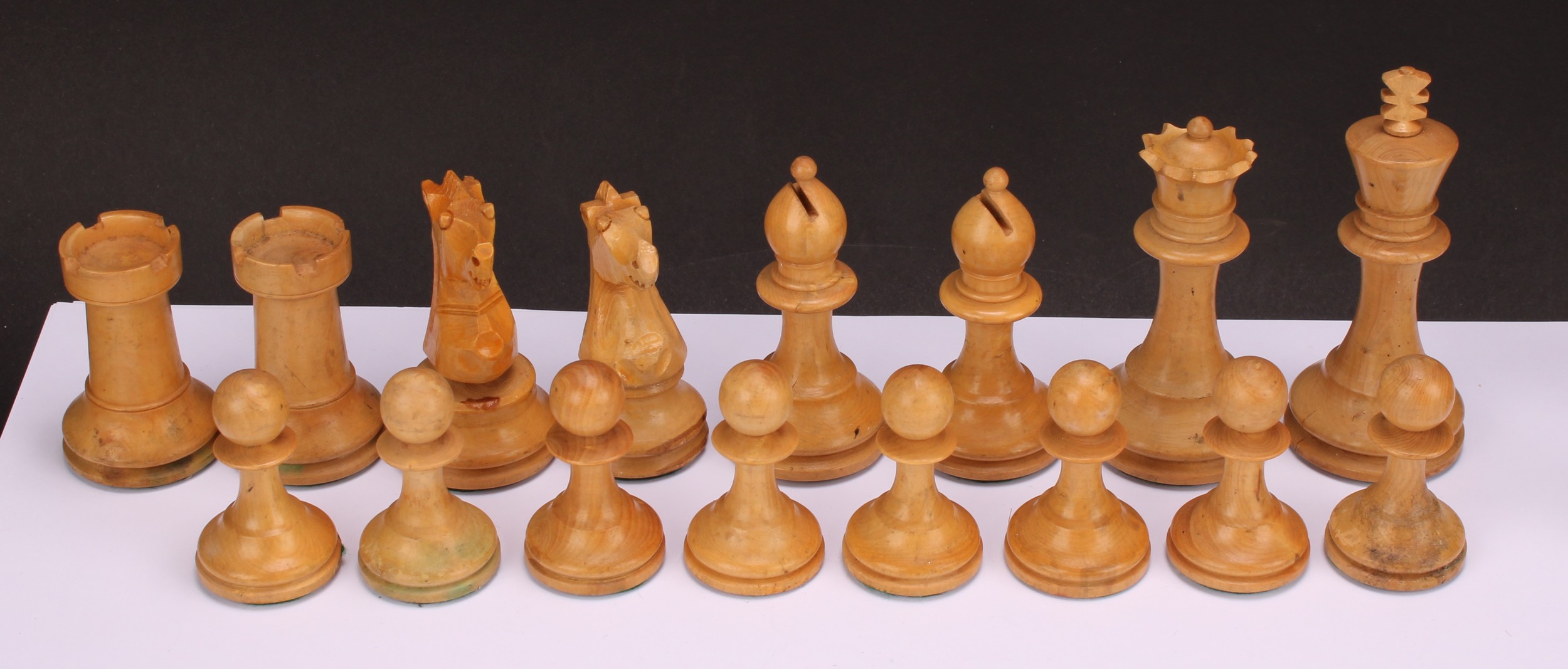 A boxwood and ebonised Staunton pattern weighted chess set, the Kings 8.5cm high - Image 3 of 4