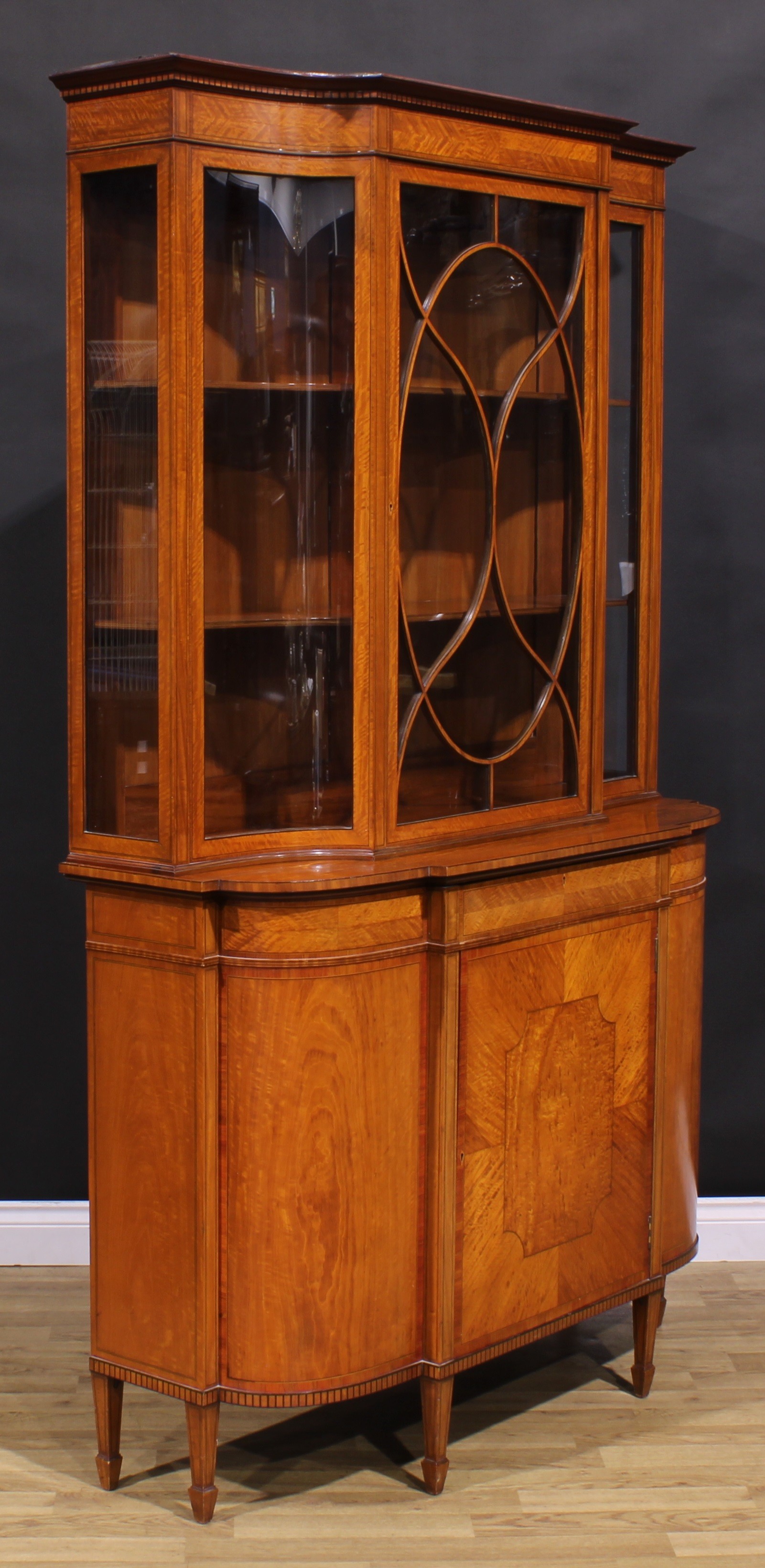 An Edwardian Sheraton Revival tulipwood and rosewood crossbanded satinwood break-centre display - Image 3 of 5