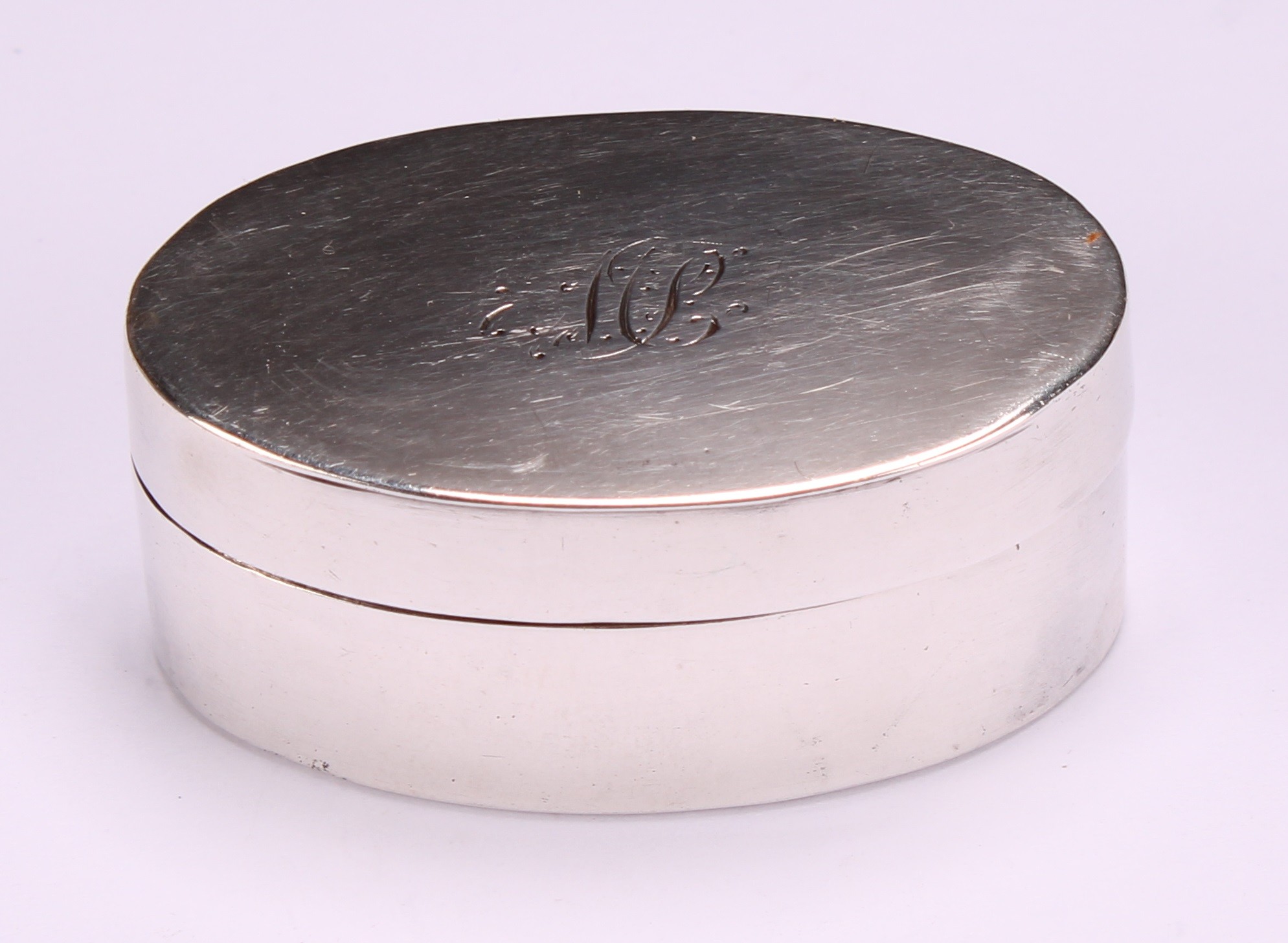 A George III silver oval nutmeg grater, quite plain, hinged cover enclosing a steel rasp, 4.5cm - Image 2 of 6