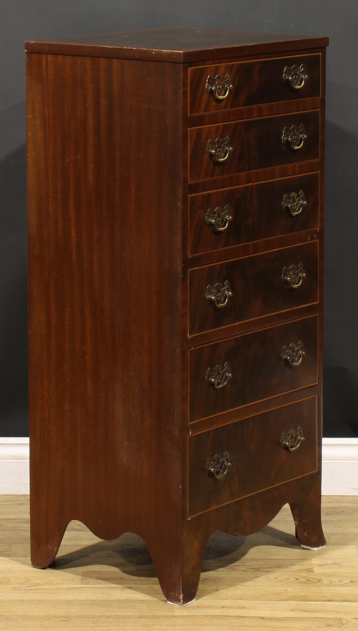 A George III style mahogany chest, of six drawers, 99cm high, 46.5cm wide, 36cm deep - Image 3 of 6