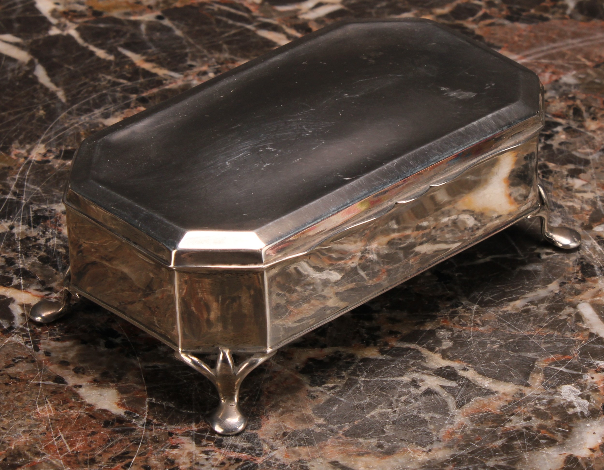 A George V silver canted rectangular dressing table jewellery box, hinged cover, pad feet, 11cm - Image 2 of 4