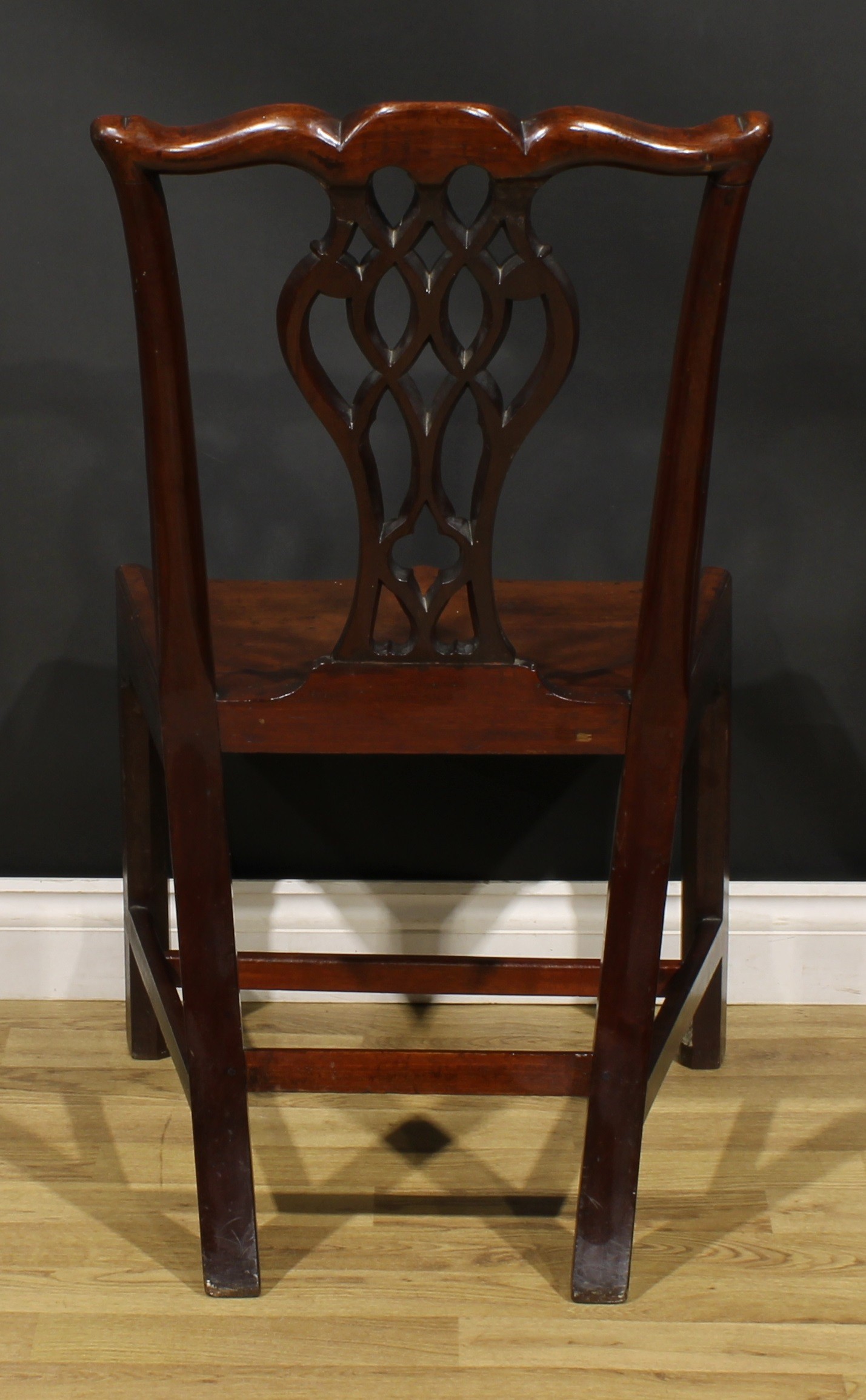 A pair of George III red walnut/mahogany hall chairs, each with Cupid’s bow cresting rail above a - Image 5 of 9