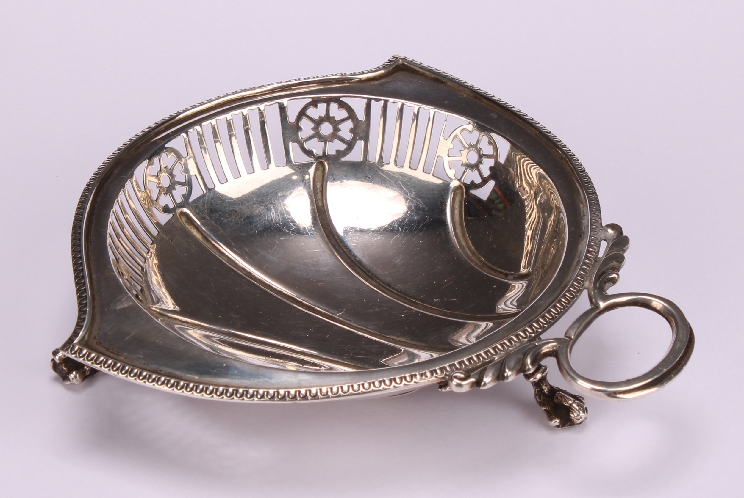 A George V silver sweetmeat dish, ball and claw feet, 10.5cm wide, Birmingham 1917, 63g - Image 3 of 4