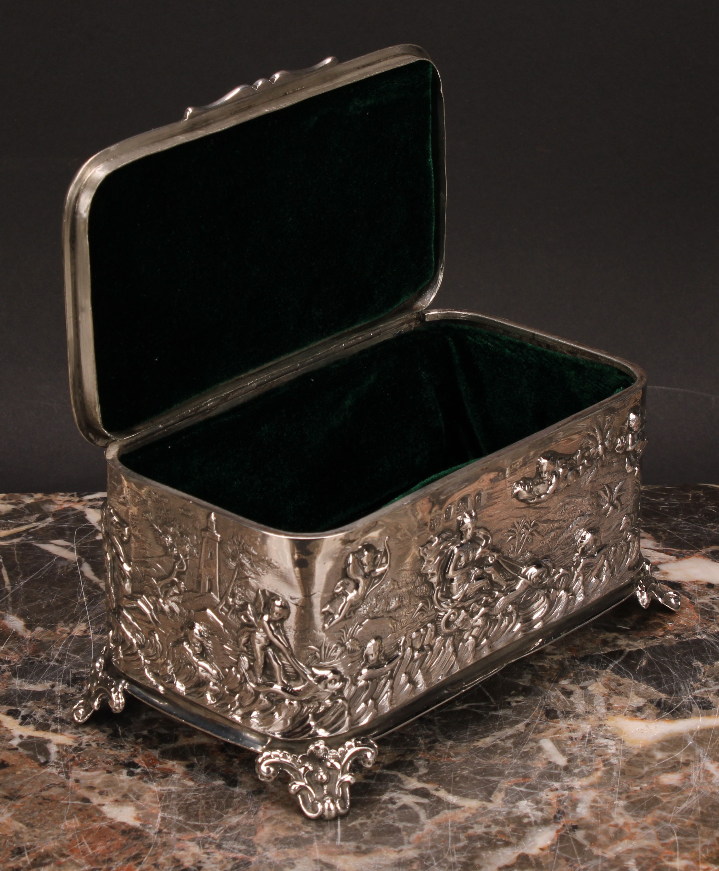 An Edwardian silver rounded rectangular casket, embossed after the antique with Venus in a chariot - Image 5 of 7