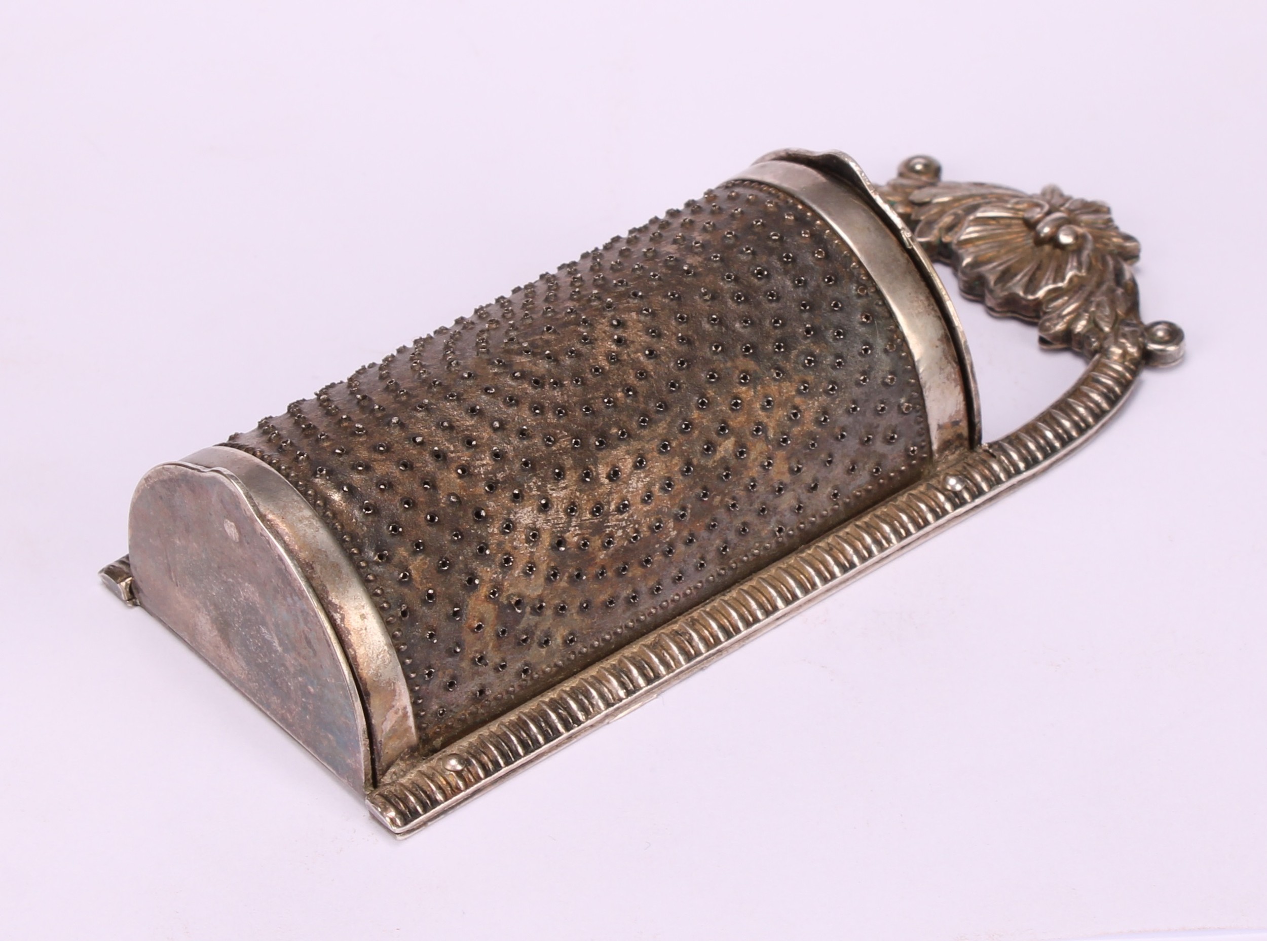A George III style plated nutmeg grater, Dubarry Pro Patent, Rd. 765097, 10.5cm high, 20th century - Image 3 of 5