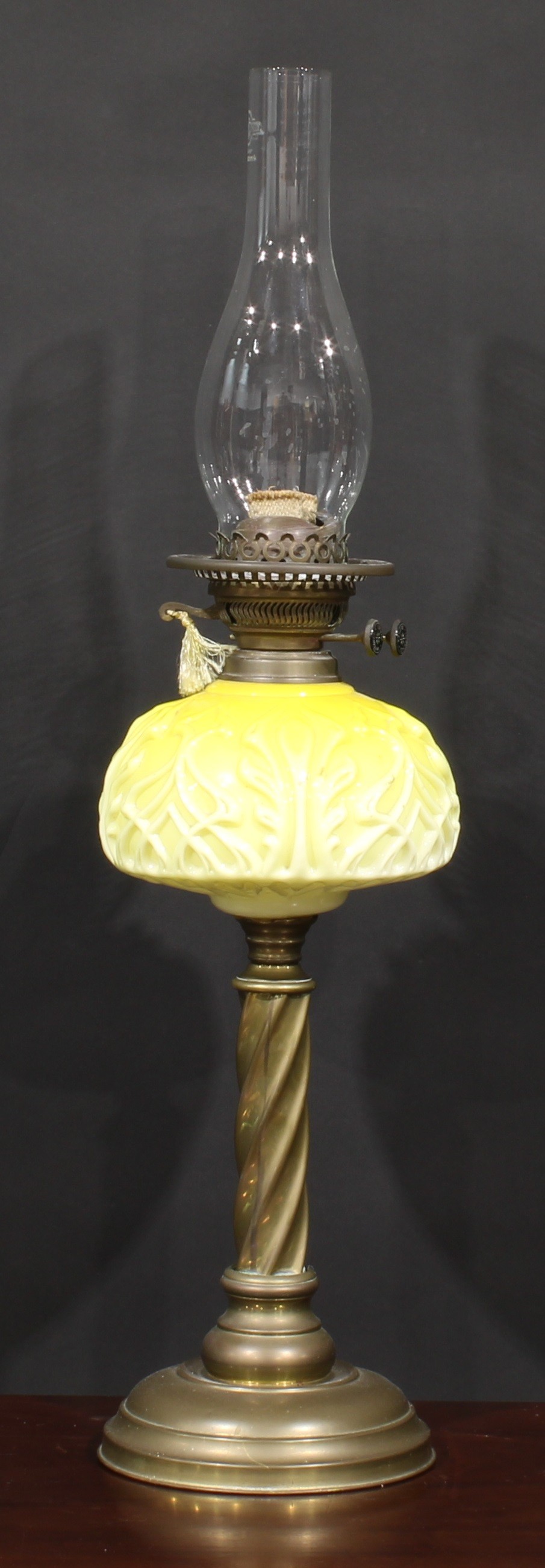 A late Victorian/Edwardian table oil lamp, Duplex burner, moulded graduated yellow glass font, brass - Image 2 of 4