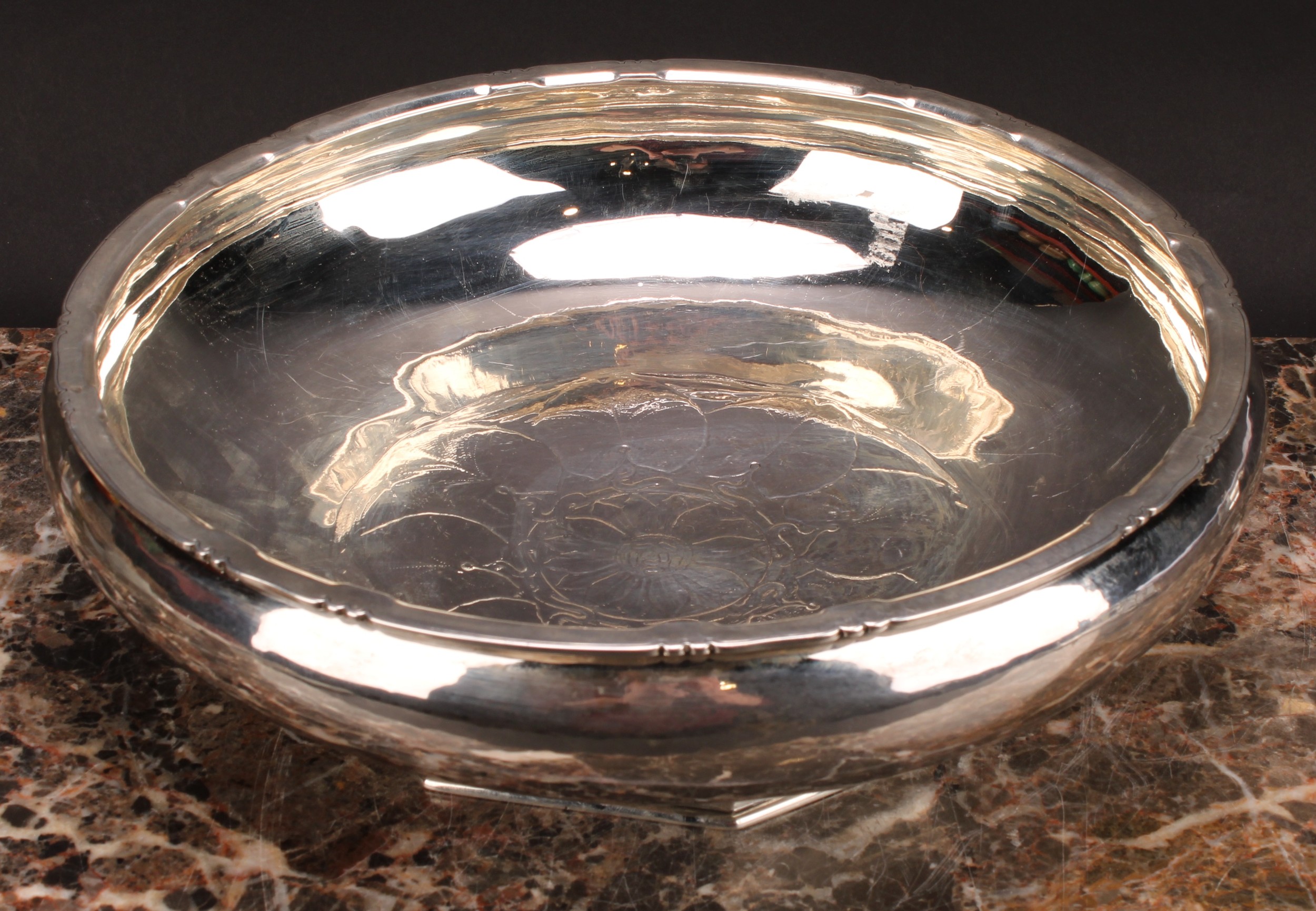 Cecil Walker of Hampstead (d.1983) - an Arts and Crafts silver fruit bowl, lightly planished, the - Bild 2 aus 4