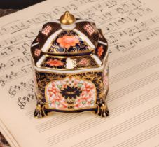 A Royal Crown Derby 1128 Imari pattern shaped square inkwell, of casket form, the domed cover