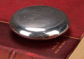 A George V silver squeeze-action snuff box, quite plain, gilt interior, 7.5cm wide, London 1913