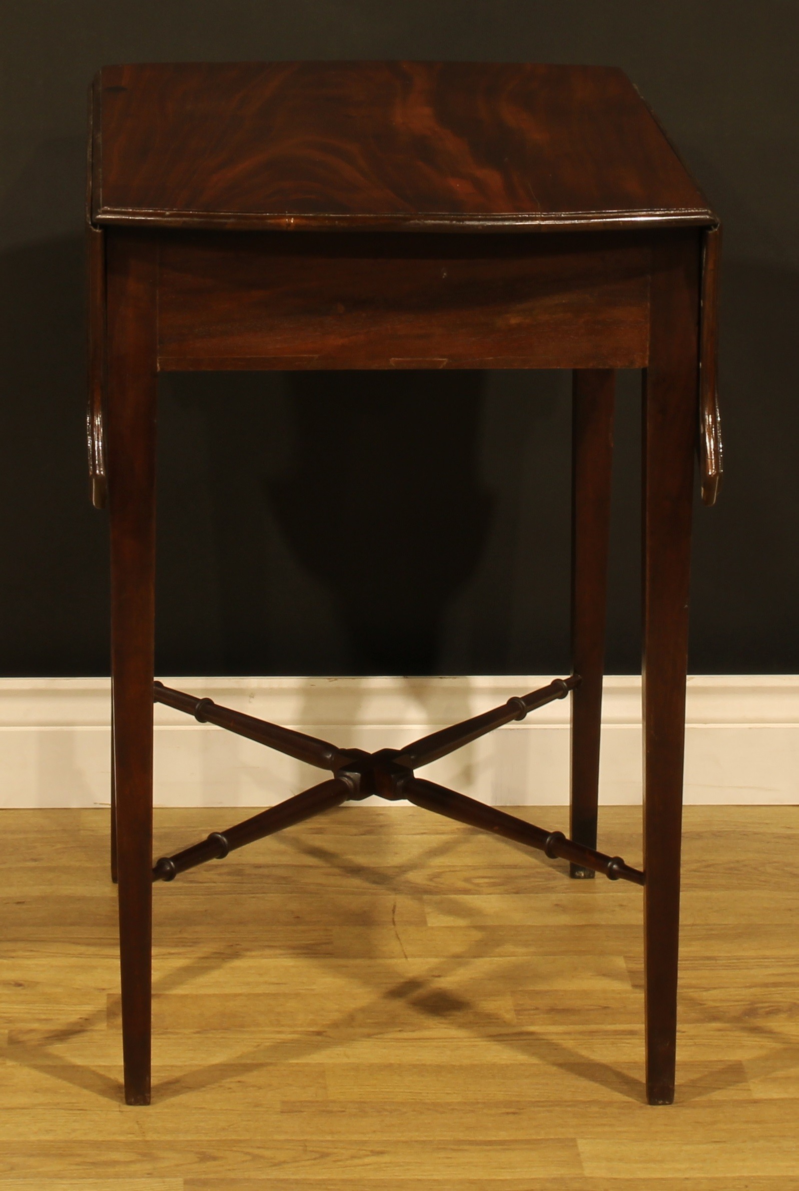 A George III mahogany butterfly Pembroke table, shaped top with fall leaves above a single frieze - Image 7 of 7