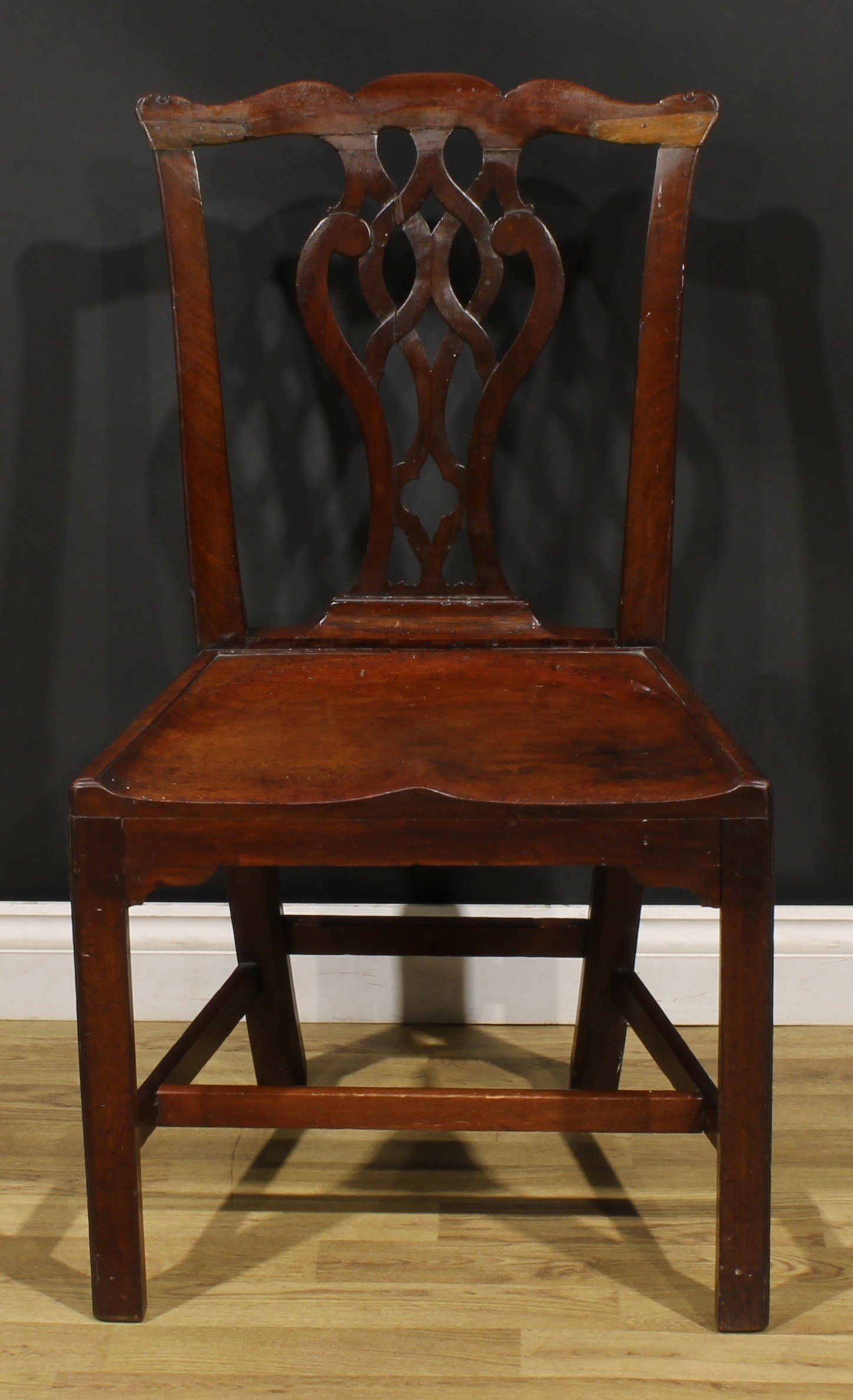 A pair of George III red walnut/mahogany hall chairs, each with Cupid’s bow cresting rail above a - Image 6 of 9