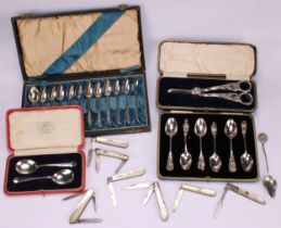 A pair of George V silver Christening spoons, London, 1928, cased; silver and mother of pearl