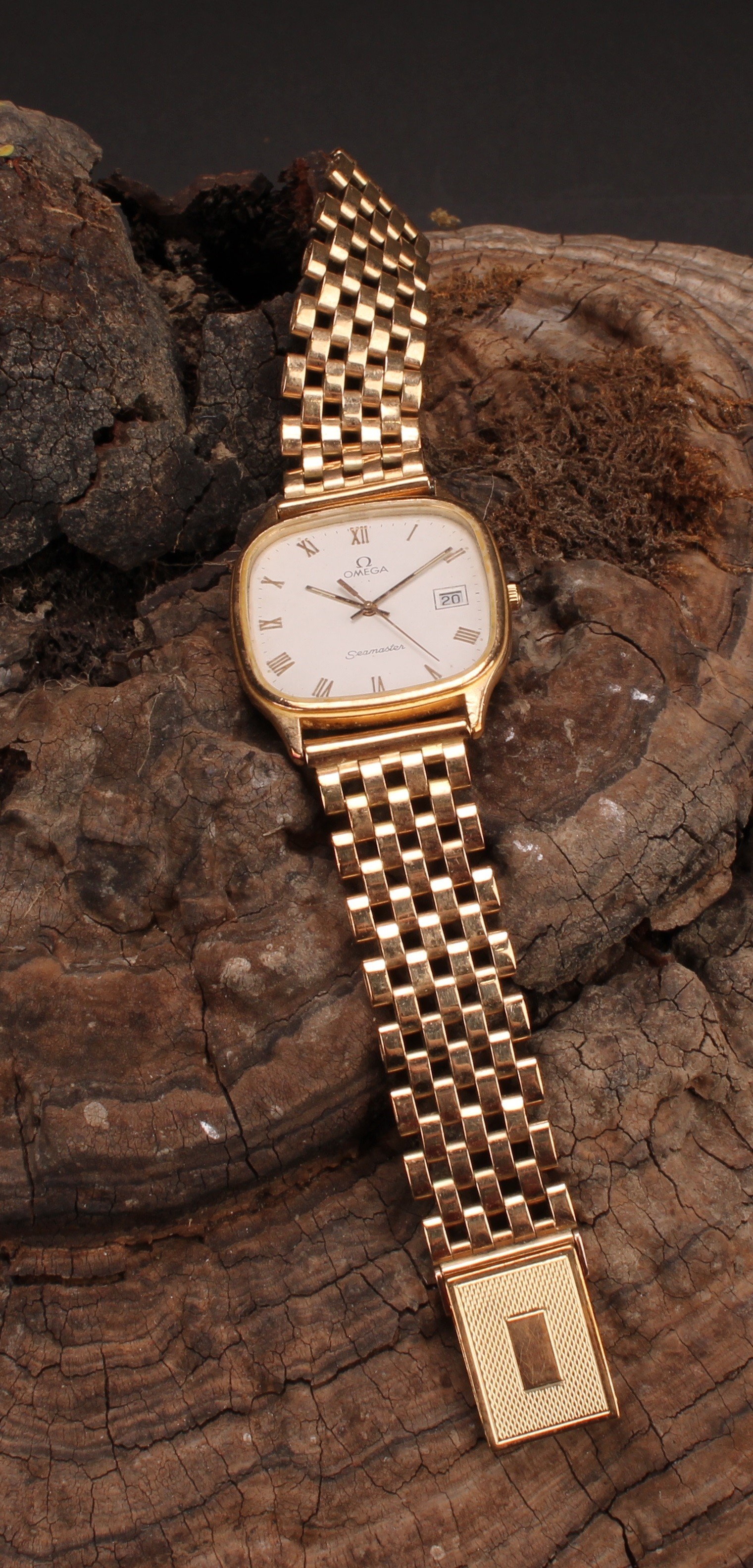 A gentleman's Omega Seamaster 9ct gold watch, rounded square face, Roman numerals, centre seconds
