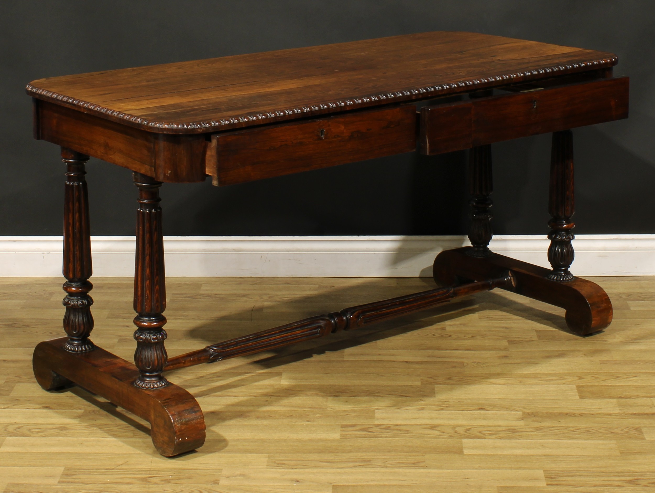 A William IV rosewood library table, in the manner of Gillows of Lancaster and London, rounded - Bild 4 aus 6