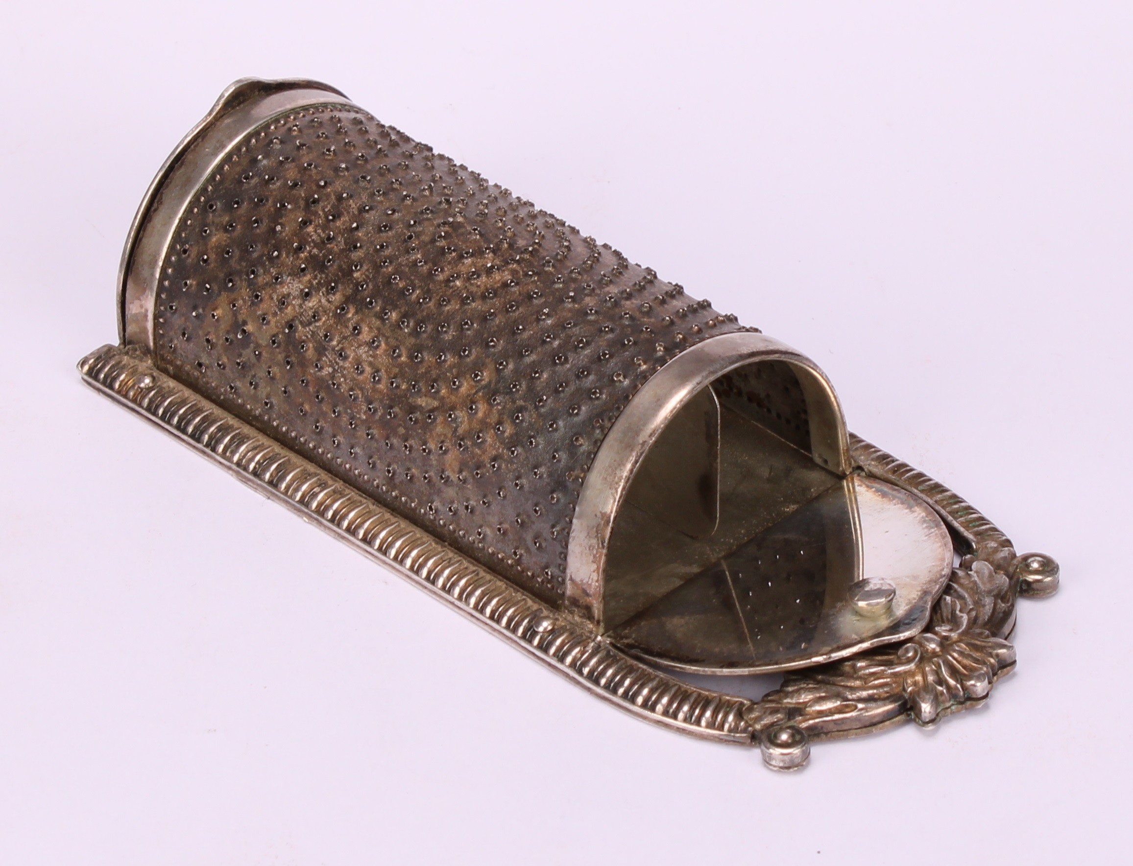 A George III style plated nutmeg grater, Dubarry Pro Patent, Rd. 765097, 10.5cm high, 20th century - Image 4 of 5