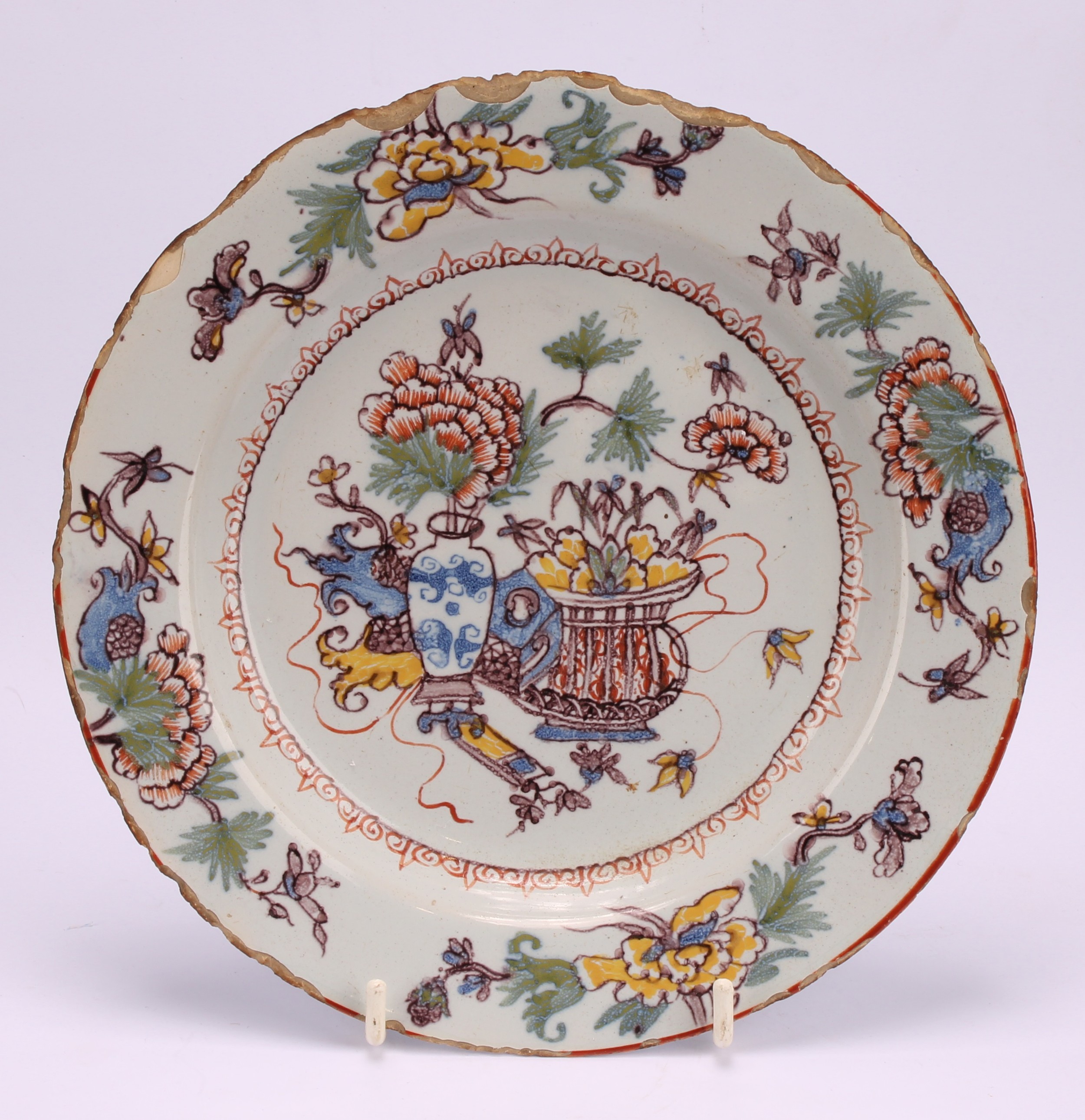 An 18th century Delft circular plate, painted in the chinoiserie taste with a figure in a Chinese - Bild 17 aus 18