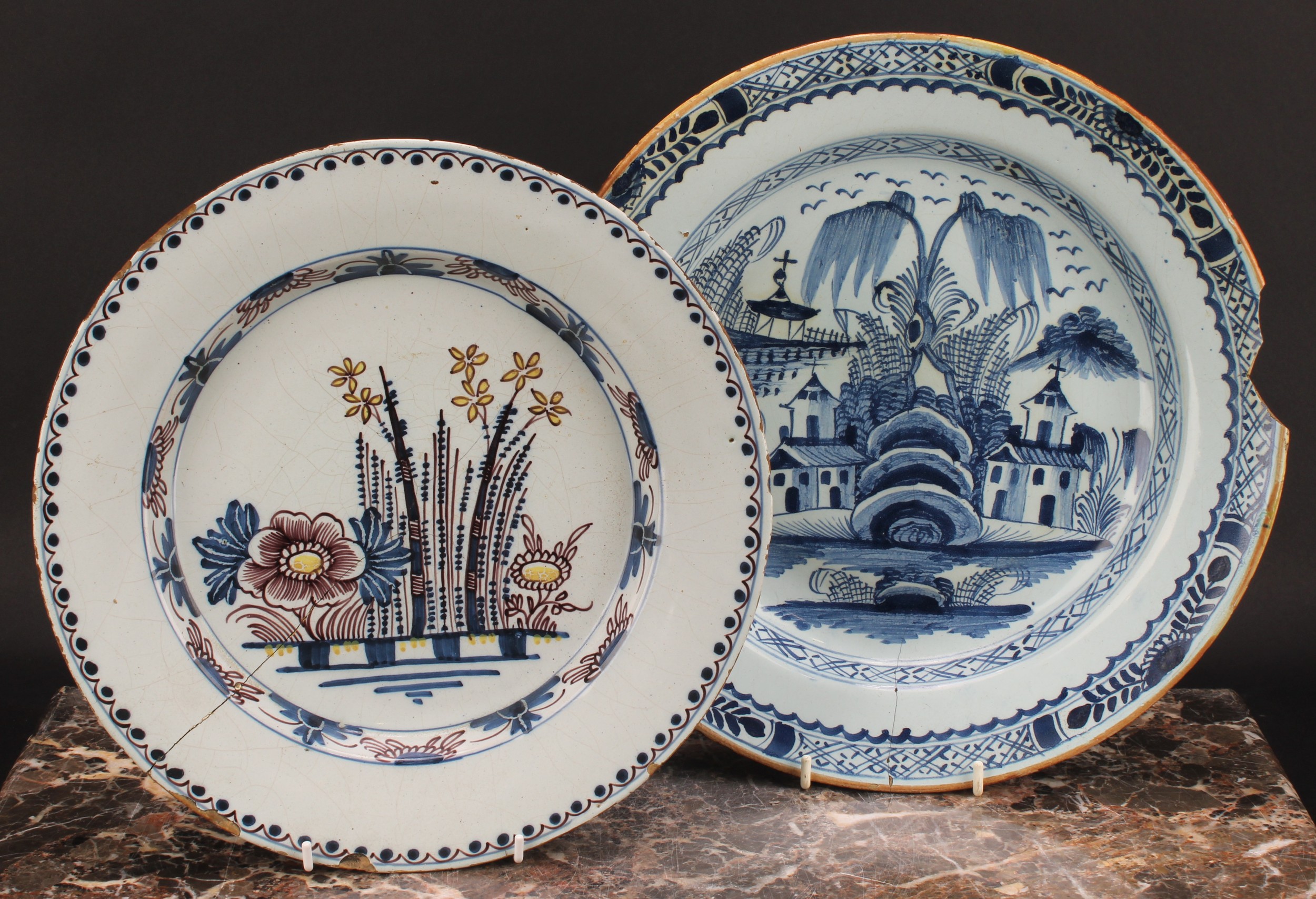 An 18th century English Delft charger, painted in underglaze blue with chinoiserie buildings, - Bild 2 aus 4