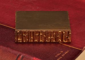 Brian Asquith - an Elizabeth II silver-gilt rectangular snuff box, hinged cover, textured sides, 7.