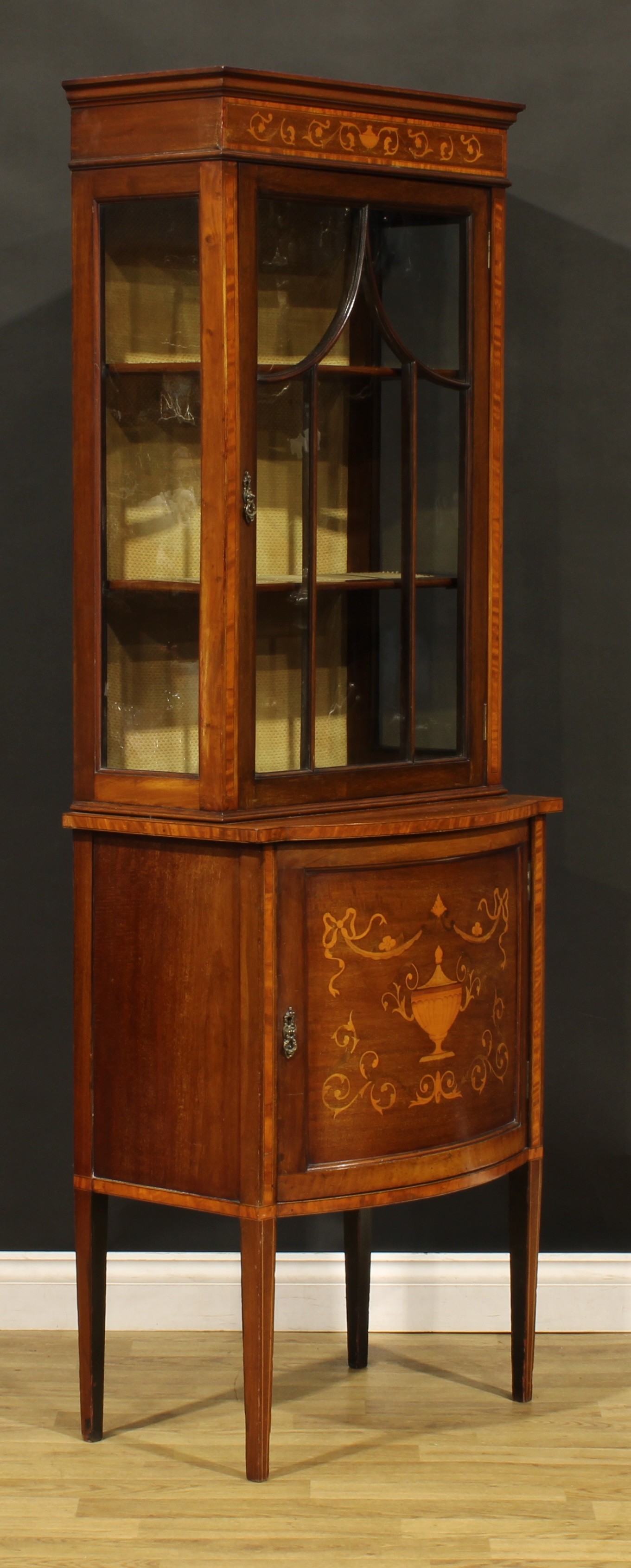 An Edwardian satinwood banded mahogany display cabinet, moulded cornice above a glazed door - Image 3 of 5