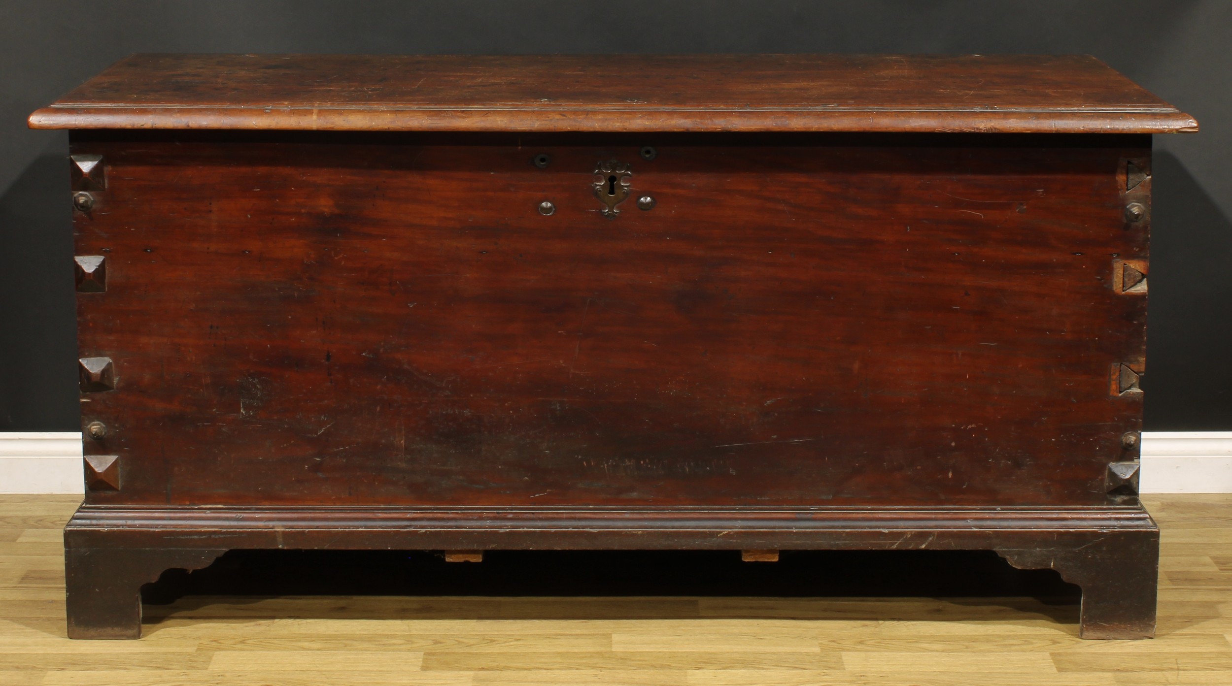 A substantial 18th century cherry blanket chest, hinged top, skirted base, bracket feet, 87cm