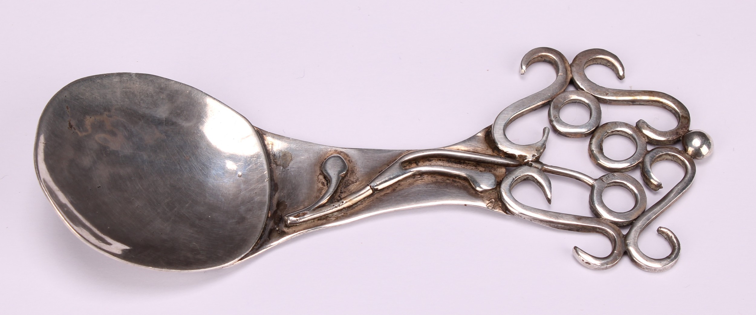 A Modernist silver caddy spoon, 10.5cm long, maker JEB, London 1989 - Image 2 of 4