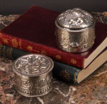 A Victorian silver circular box and cover, chased with scrolling leaves, 6cm diam, Rosenthal,