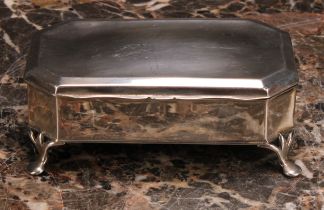 A George V silver canted rectangular dressing table jewellery box, hinged cover, pad feet, 11cm