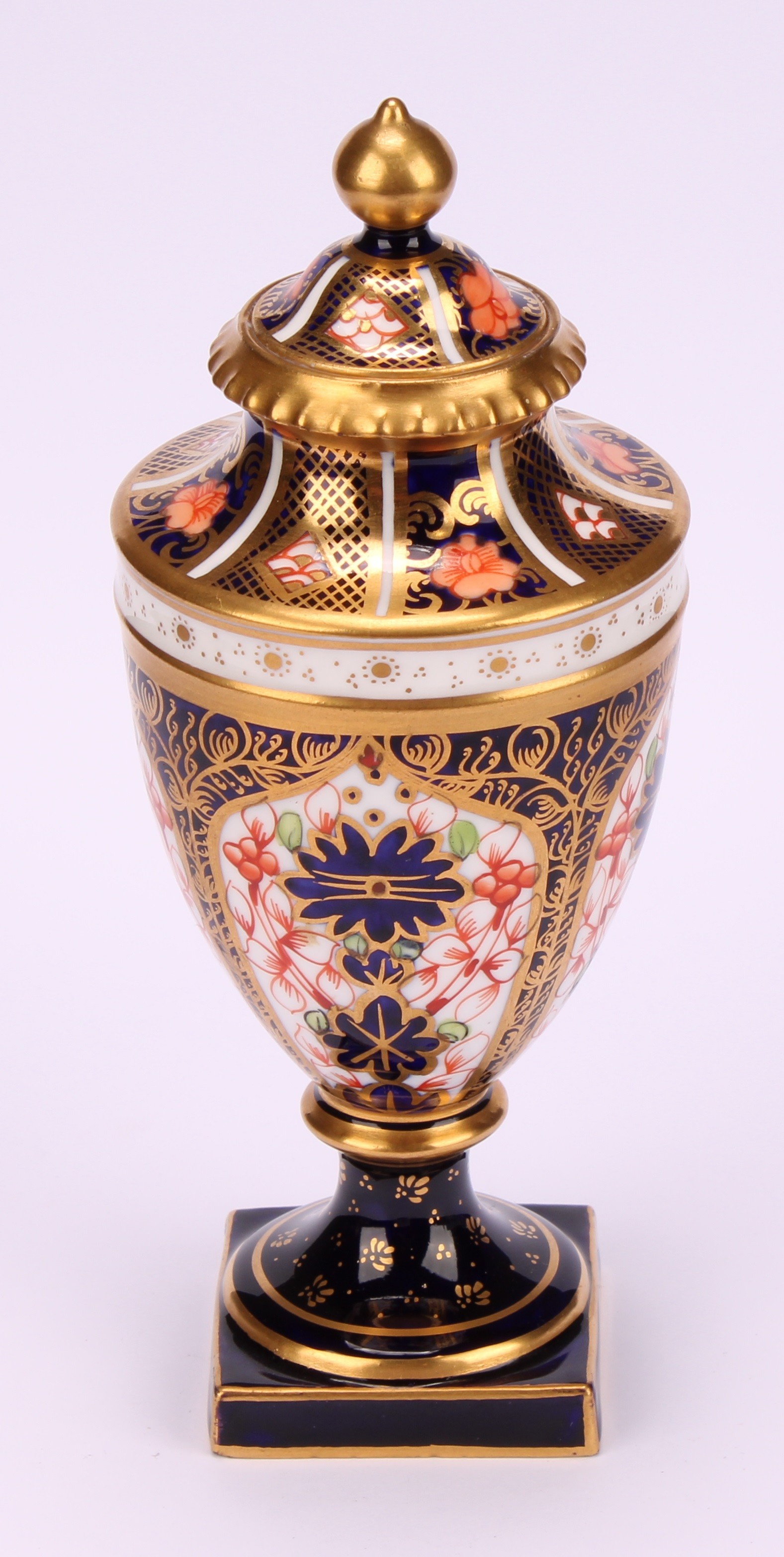 A near pair of Royal Crown Derby 1128 Imari pattern ovoid pedestal vases, domed covers, gilt - Image 7 of 10