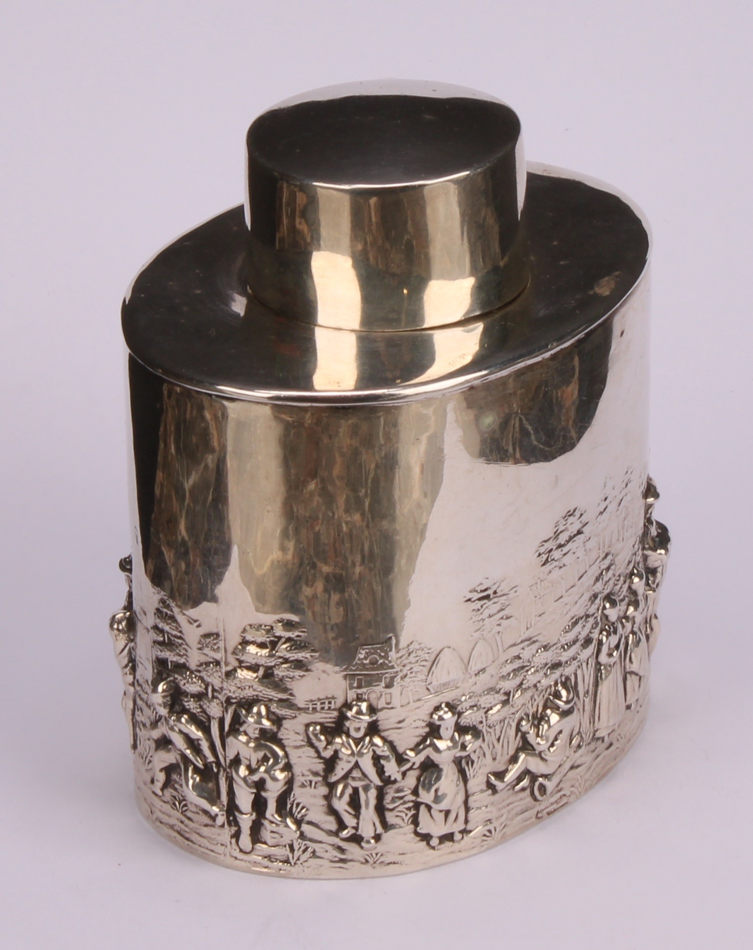 An Edwardian silver oval tea caddy, chased in the Teniers taste, push-fitting cover, 8.5cm wide, - Bild 3 aus 5