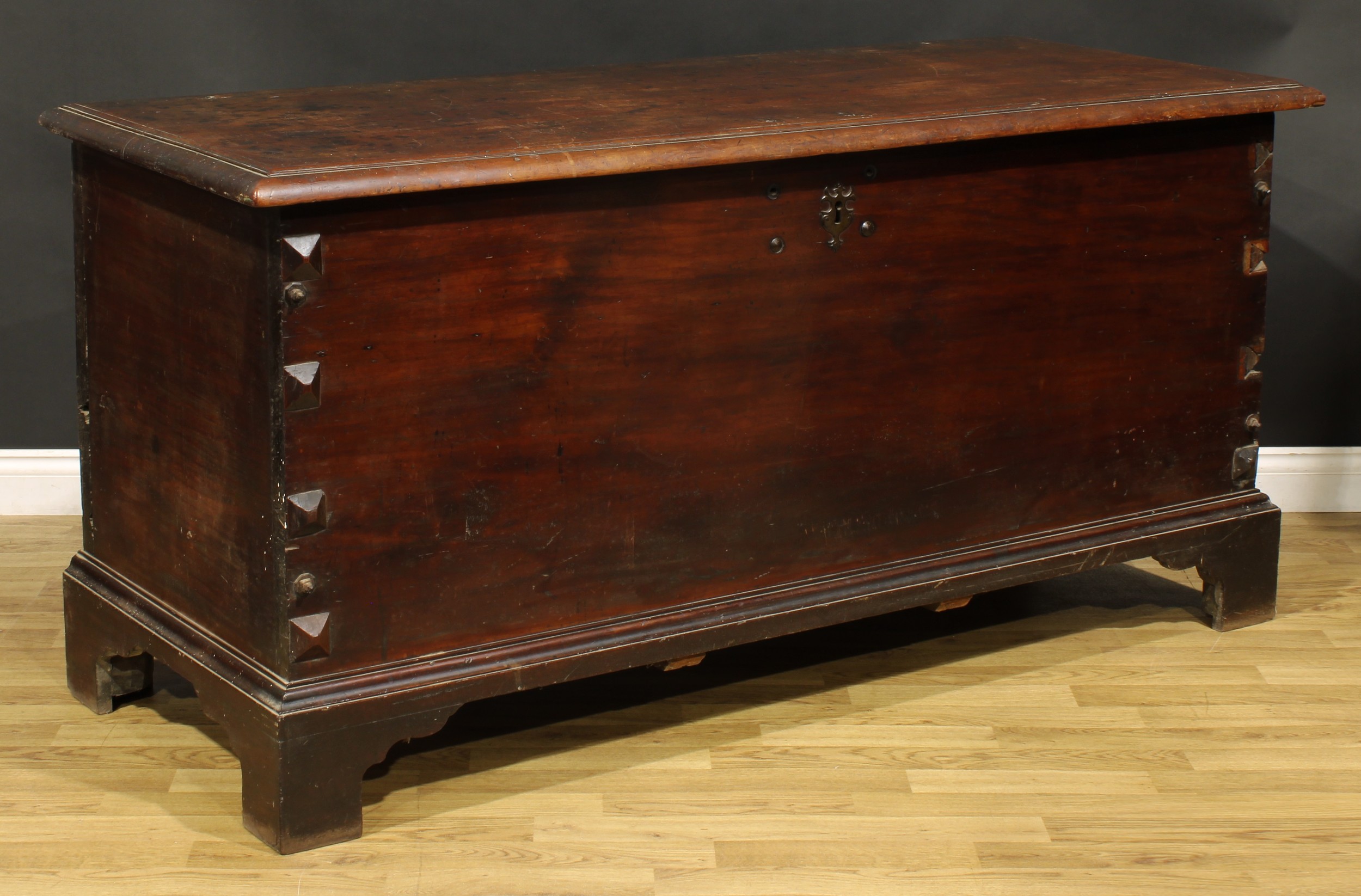 A substantial 18th century cherry blanket chest, hinged top, skirted base, bracket feet, 87cm - Image 2 of 3