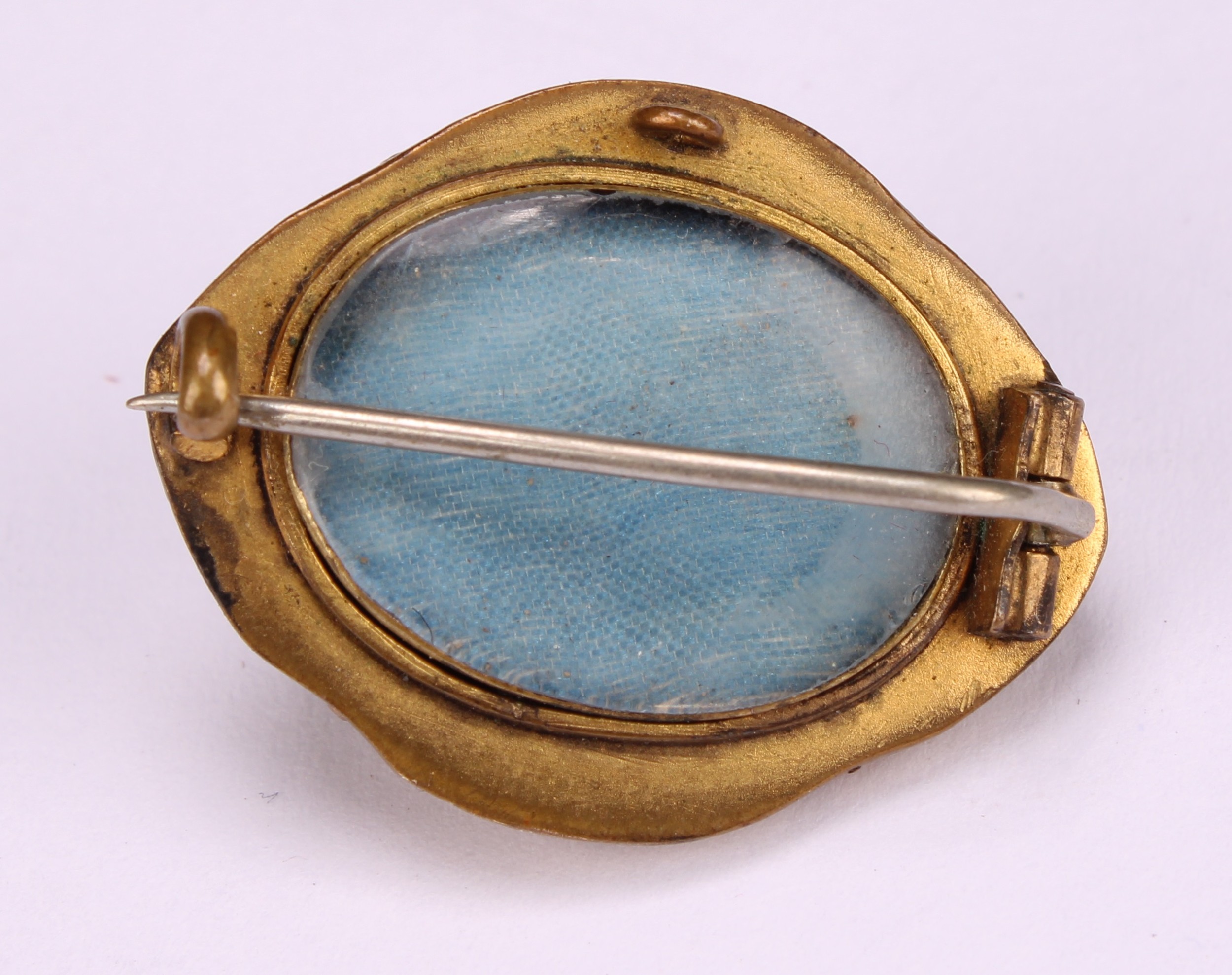 A Victorian yellow metal turquoise target brooch, lobbed oval form, turquoise cabochon beaded - Image 4 of 6