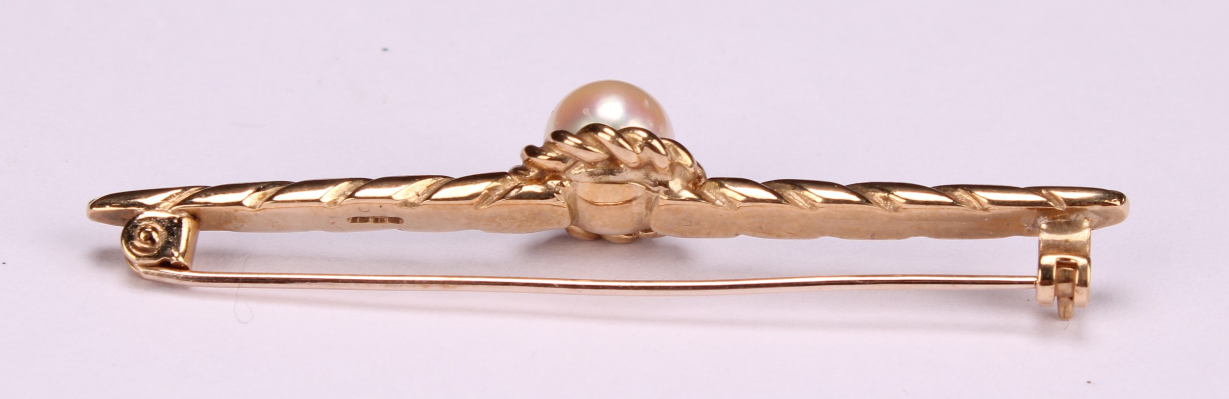 A 9ct gold and pearl tie pin, the central cultured pearl set within a rope twist circular border - Image 4 of 4