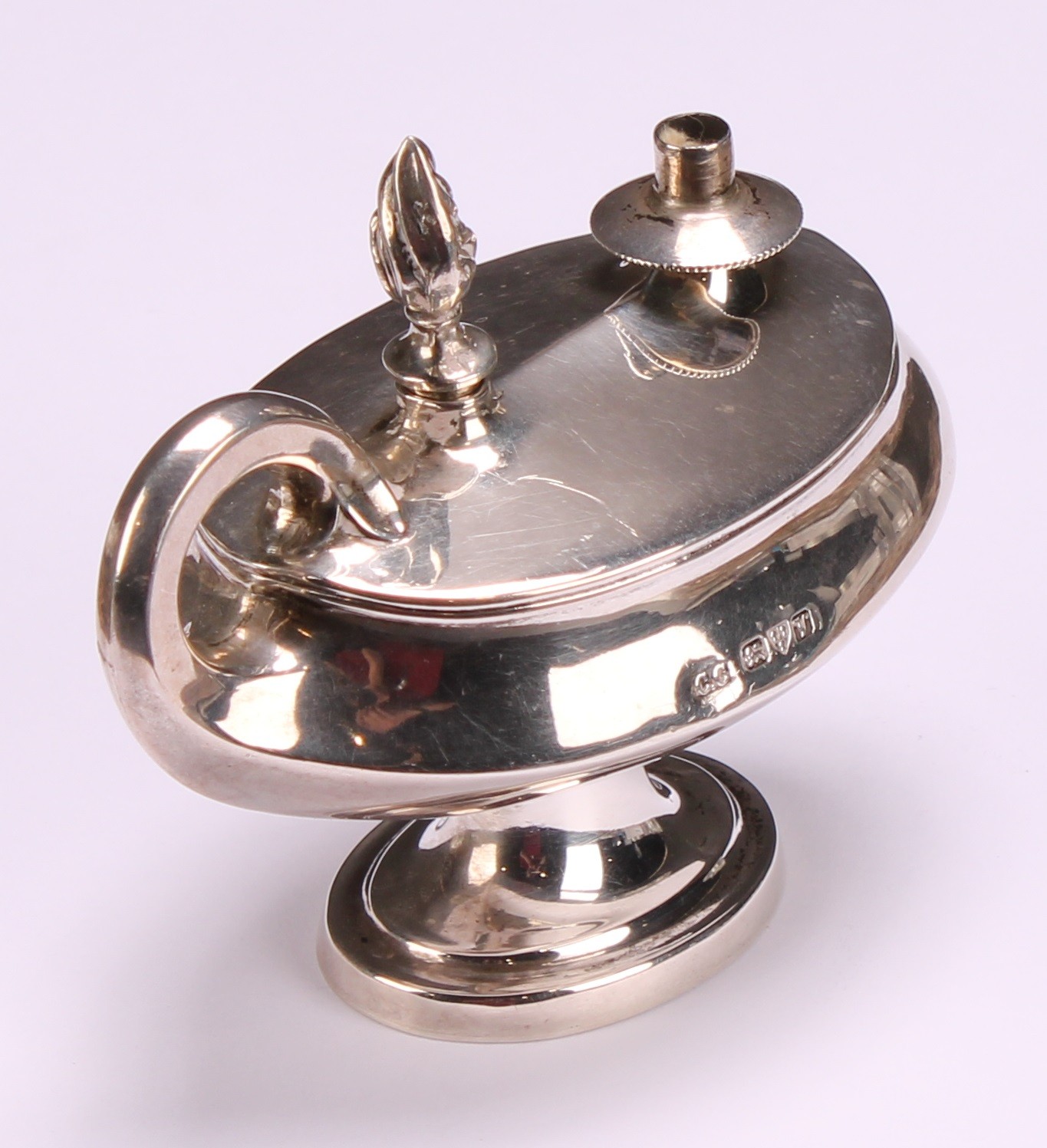 A George V silver cigar lighter, after a lamp from Classical antiquity, domed base, loop handle, 9cm - Image 3 of 6