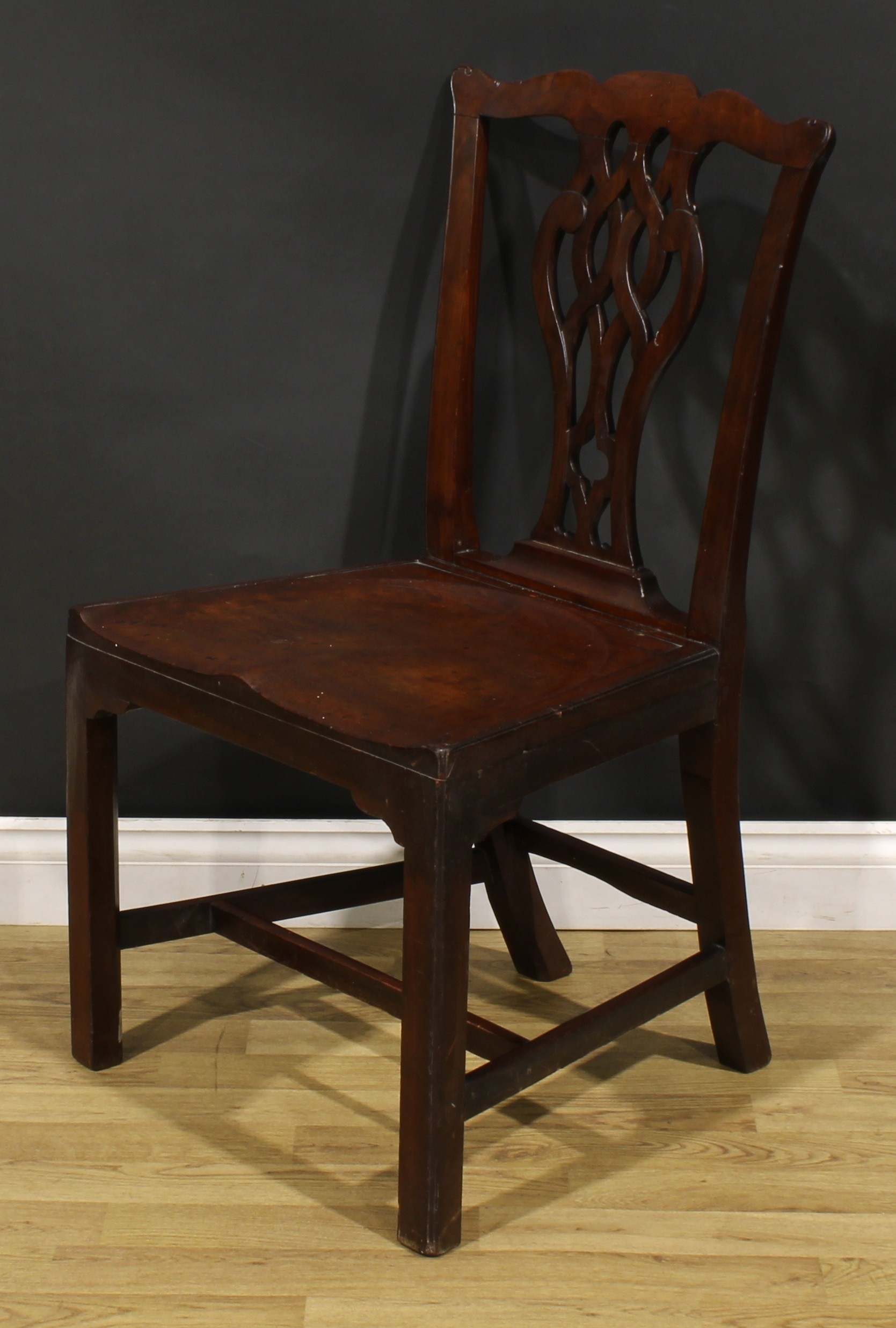 A pair of George III red walnut/mahogany hall chairs, each with Cupid’s bow cresting rail above a - Image 4 of 9