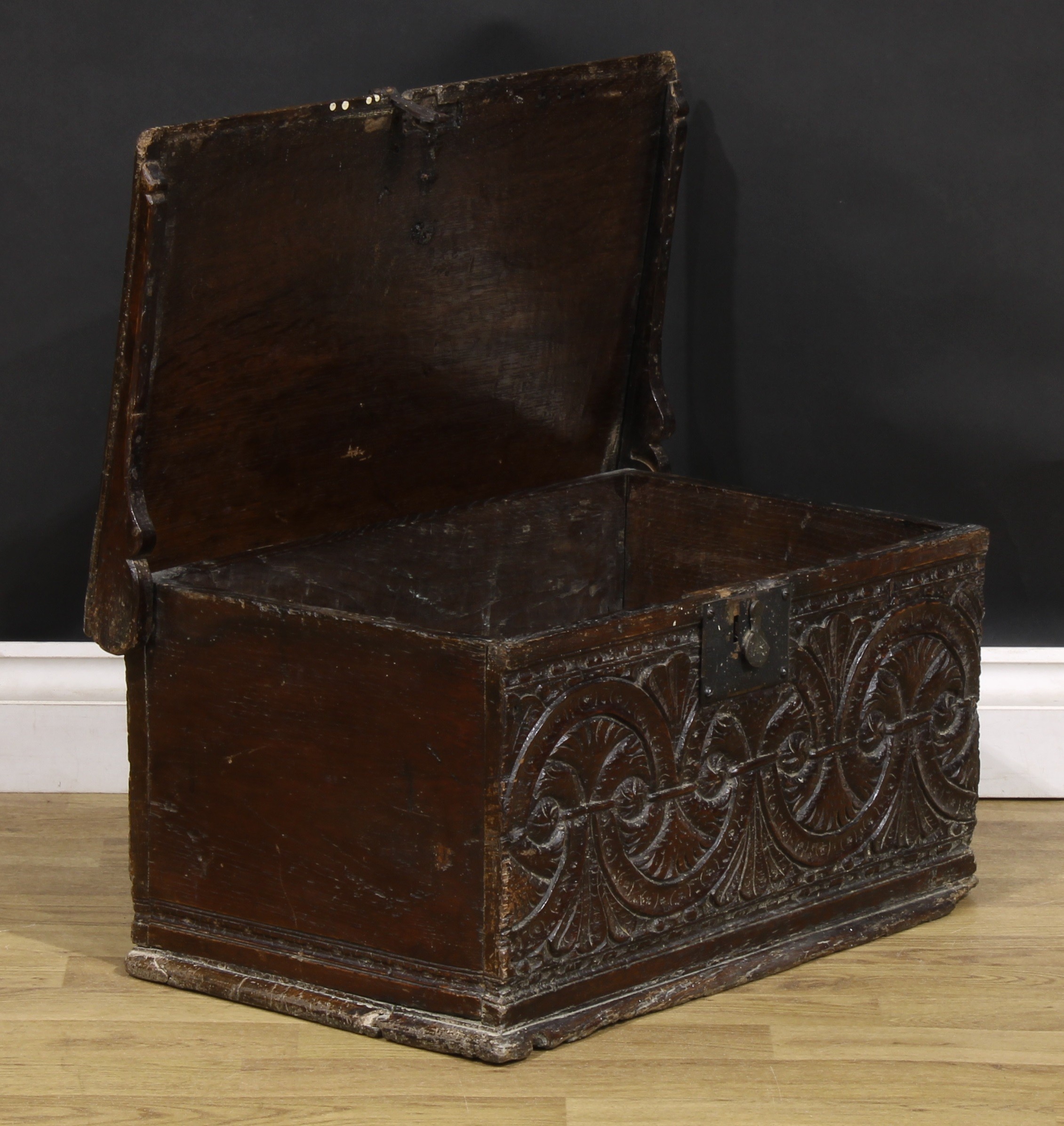 A 17th/early 18th century oak six-plank boarded table box, hinged cover, the front carved with - Bild 3 aus 5