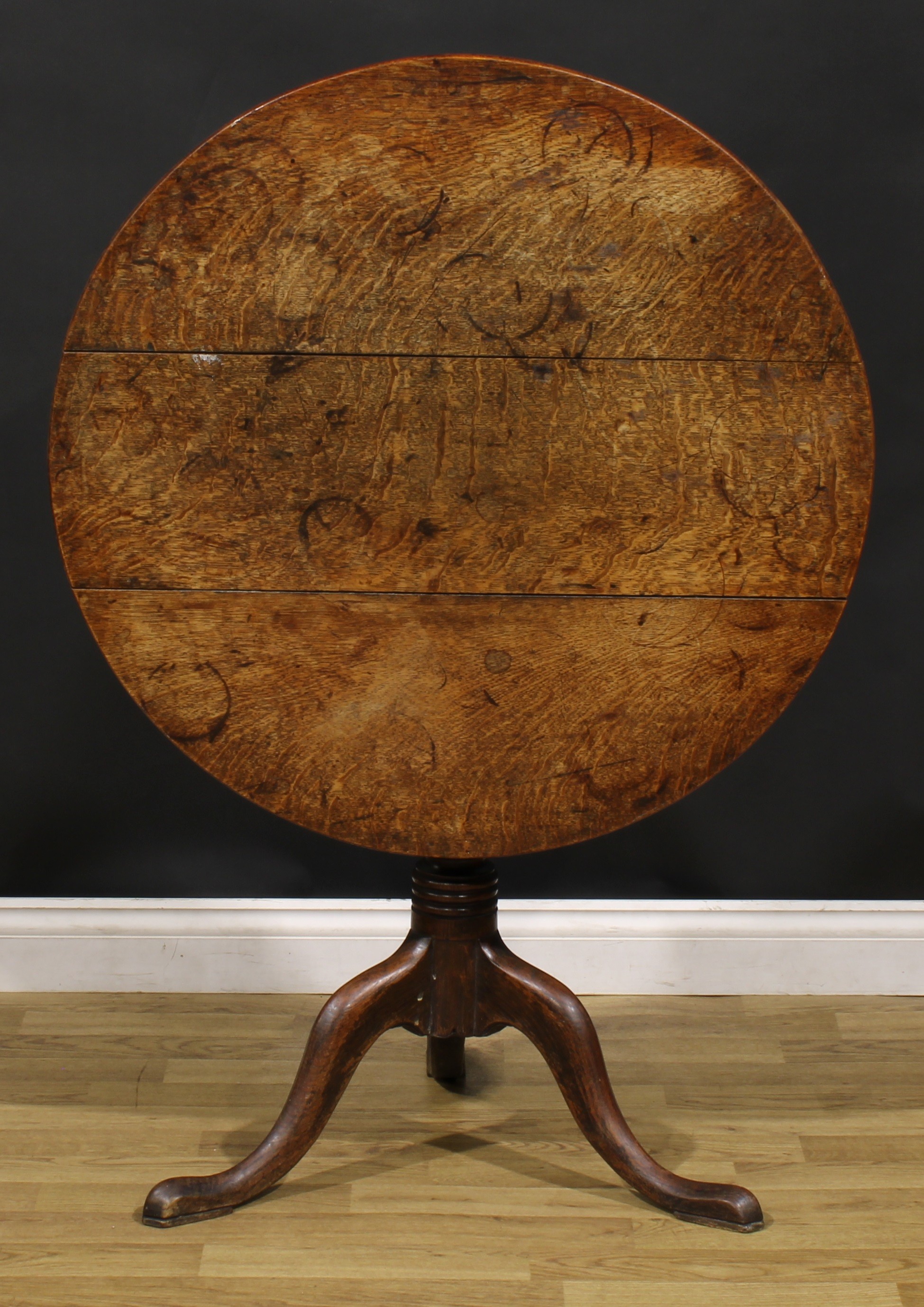 A George III oak tripod occasional table, circular tilting top, turned column, cabriole legs, pad - Image 3 of 4