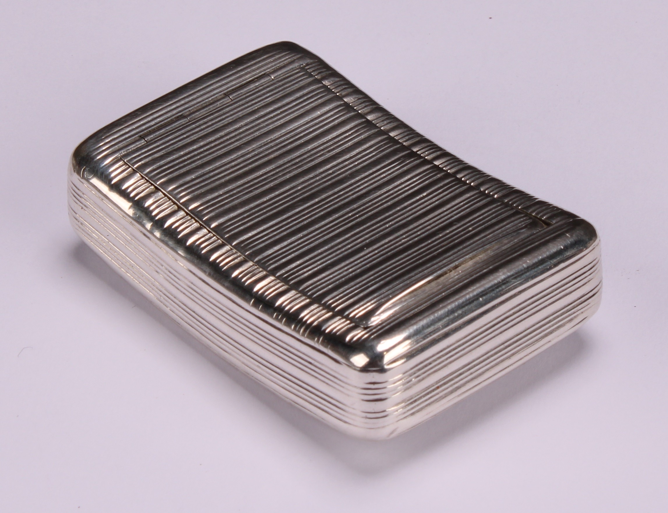 A George III silver curved rounded rectangular snuff box, reeded overall, flush-hinged cover, gilt - Image 3 of 5