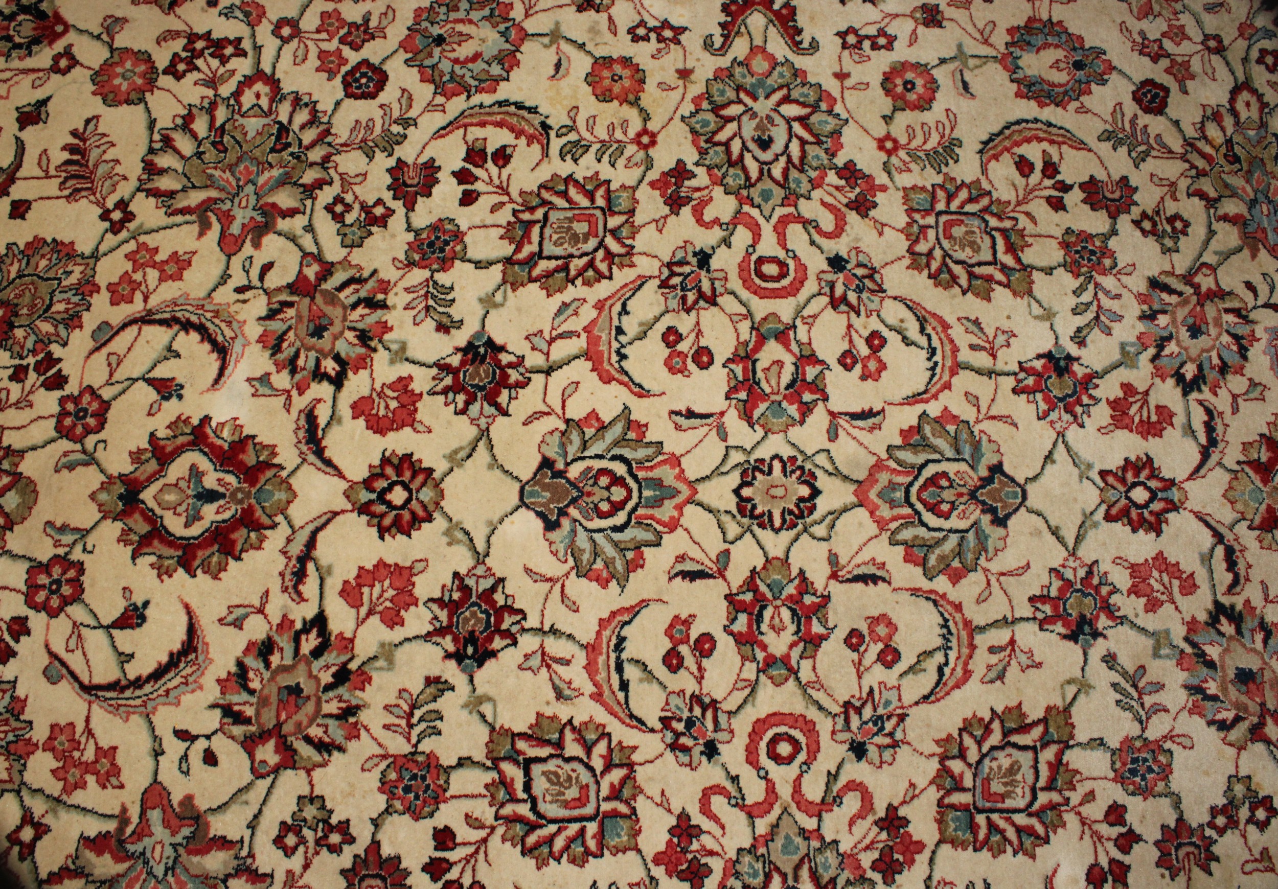 An Iranian Isfahan type wool rug or carpet, 366.5cm x 268cm - Image 4 of 4