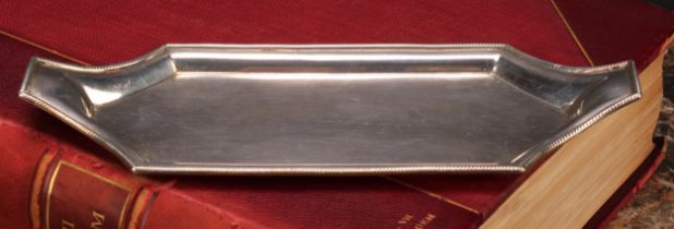 A George III silver snuffer tray, rope-twist border, 23.5cm wide, London 1799, 128g