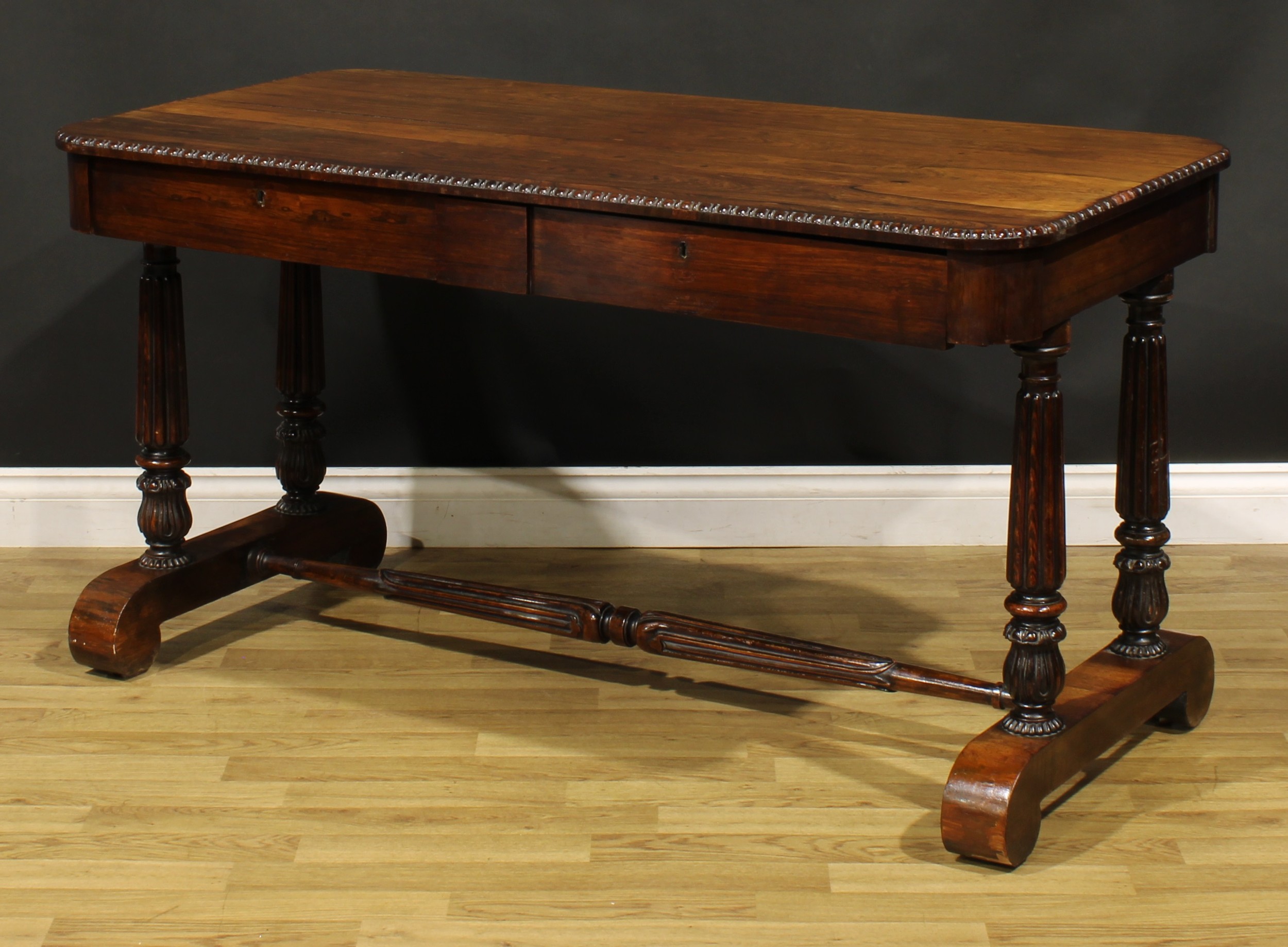 A William IV rosewood library table, in the manner of Gillows of Lancaster and London, rounded - Bild 5 aus 6
