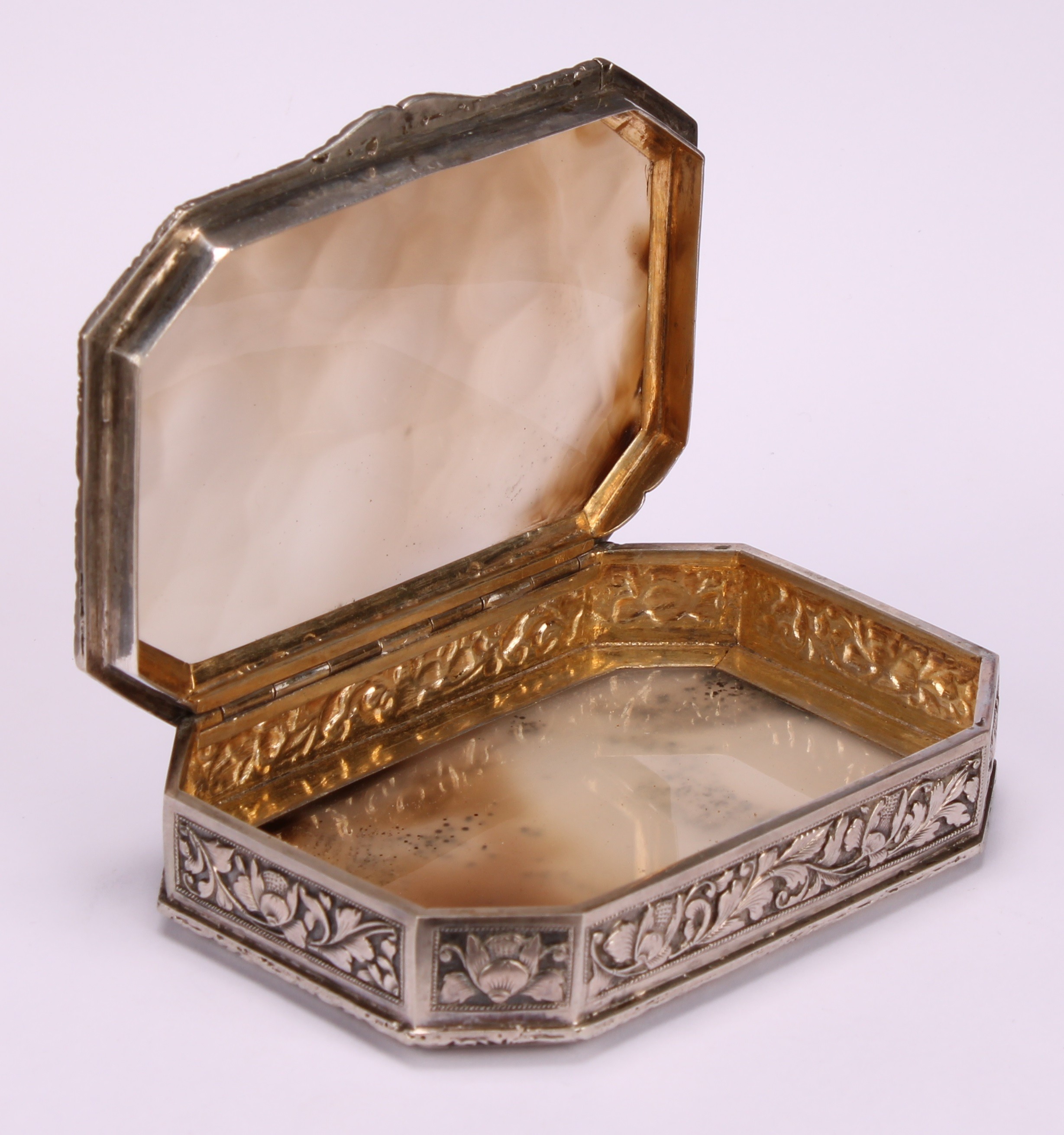 A large Chinese China Trade period silver and agate canted rectangular snuff box, hinged cover, - Image 4 of 4
